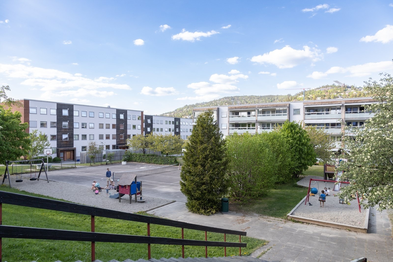 Det er store grøntarealer rundt leilighetene, og det gjør det svært trivelig å bo i Jarbakken borettslag. Galleribilde