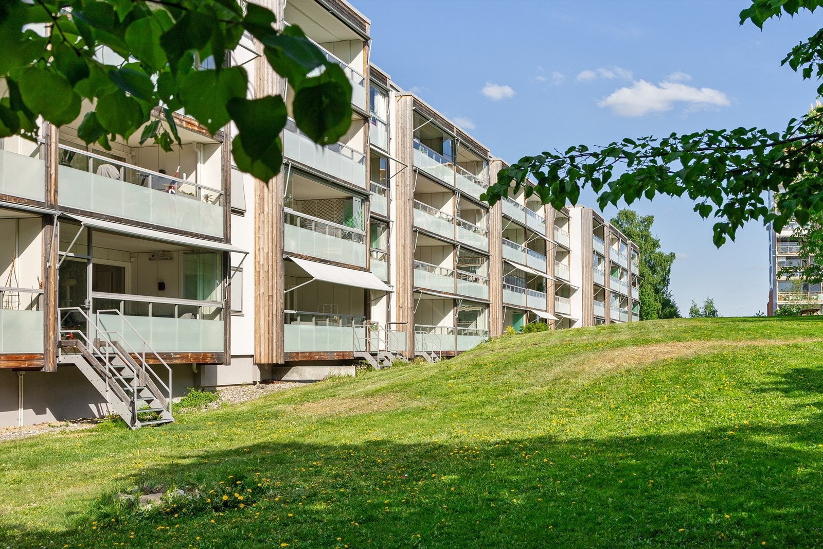 Fasade mot grøntareal. Galleribilde