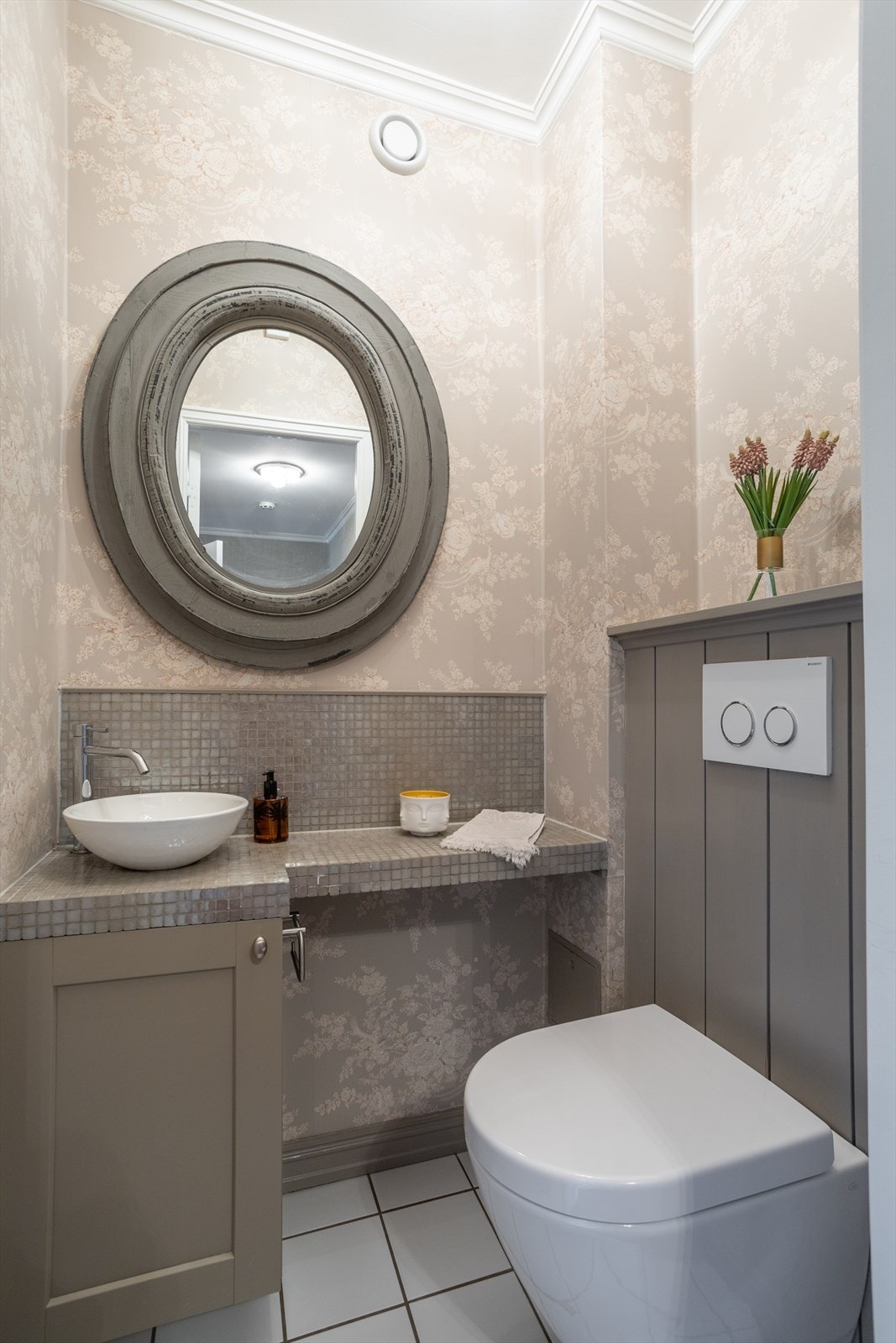 Separat toalettrom pusset opp i 2016. Varmekabler i gulv. Galleribilde