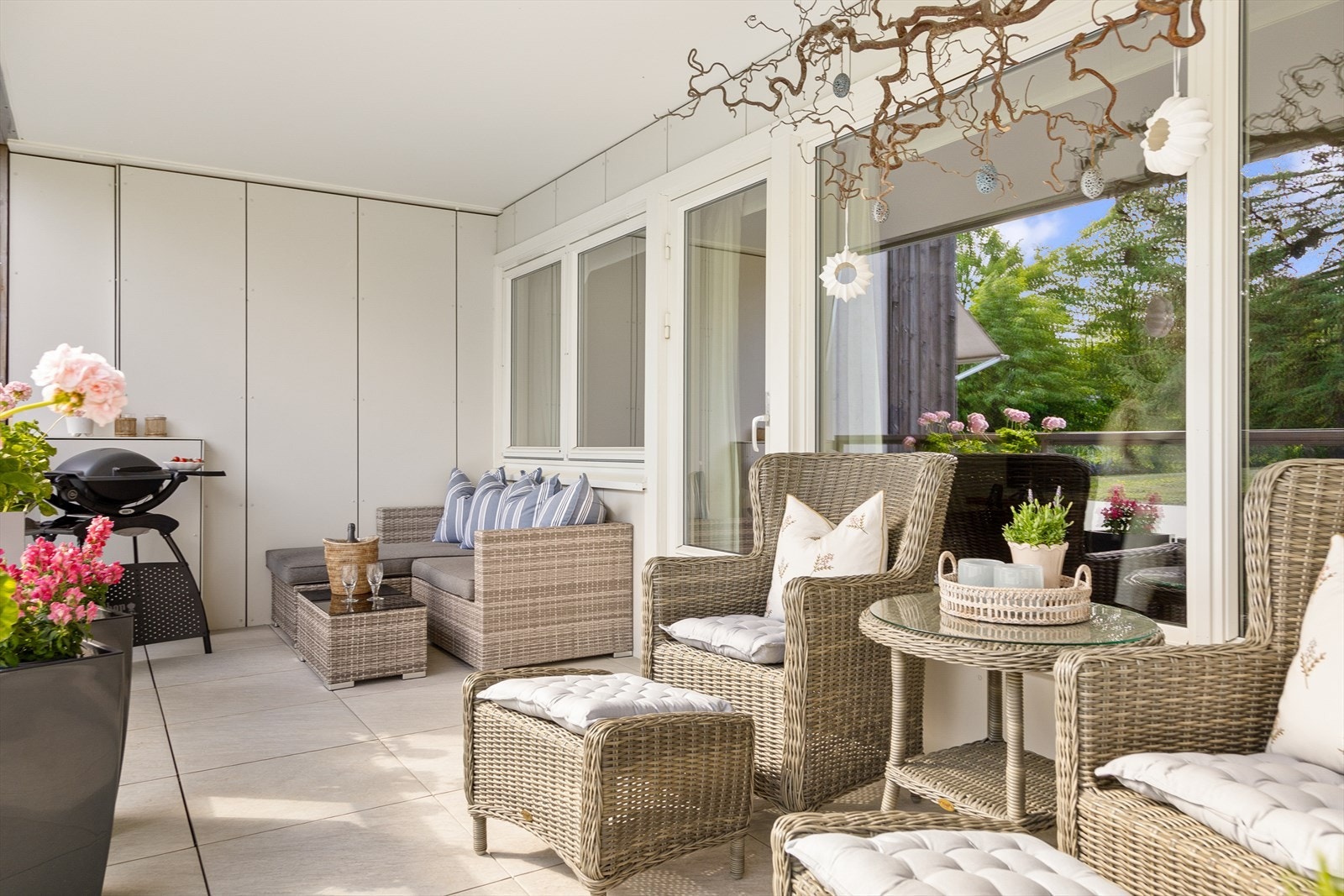 Her er det god plass til hva du måtte ønske av utemøblement. Galleribilde