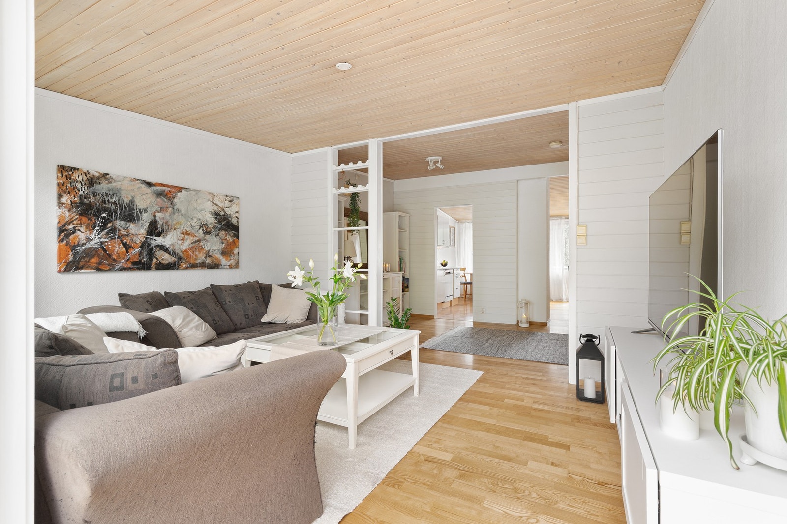 Boligen går over 2 plan og har flere oppgraderinger i senere tid. Galleribilde