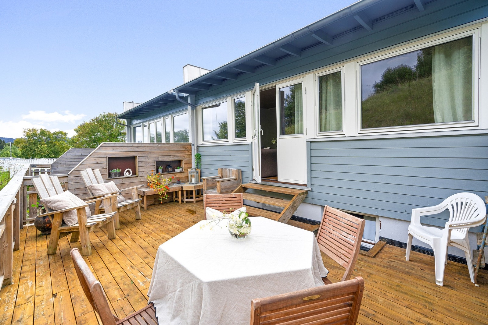 Med utgang fra stuen har man tilgang til en stor terrasse på 25 kvadratmeter. Galleribilde