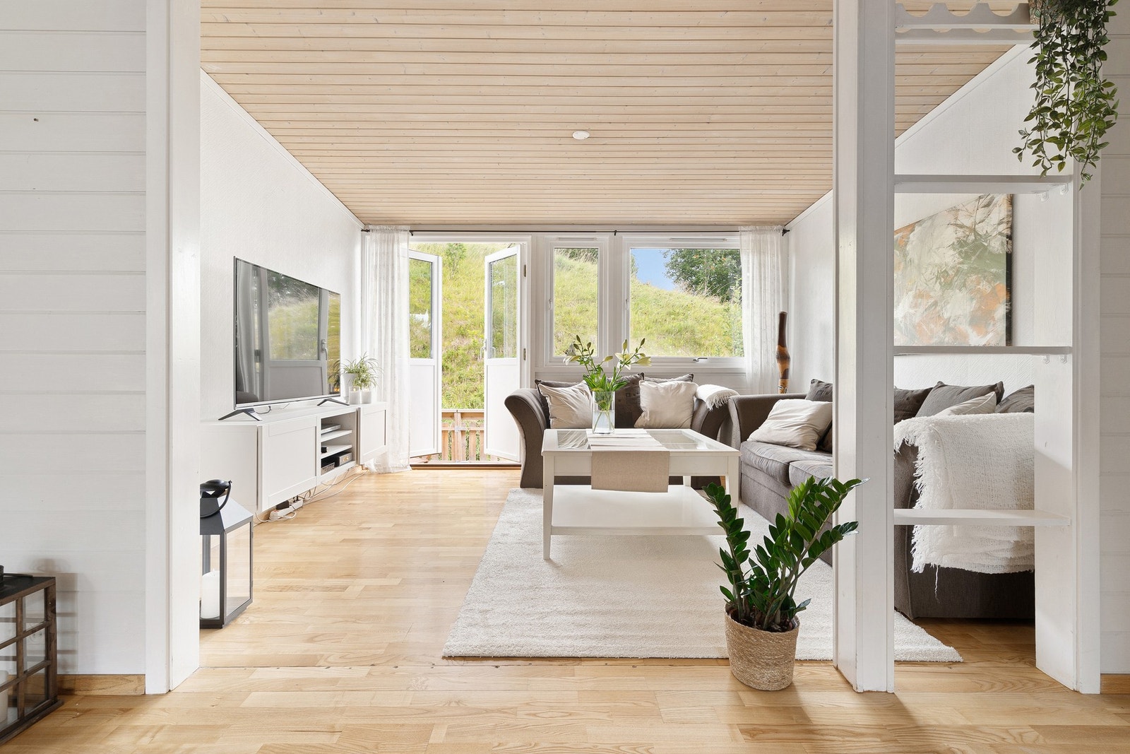 Store vindusflater gir godt med naturlig lysinnslipp. Galleribilde