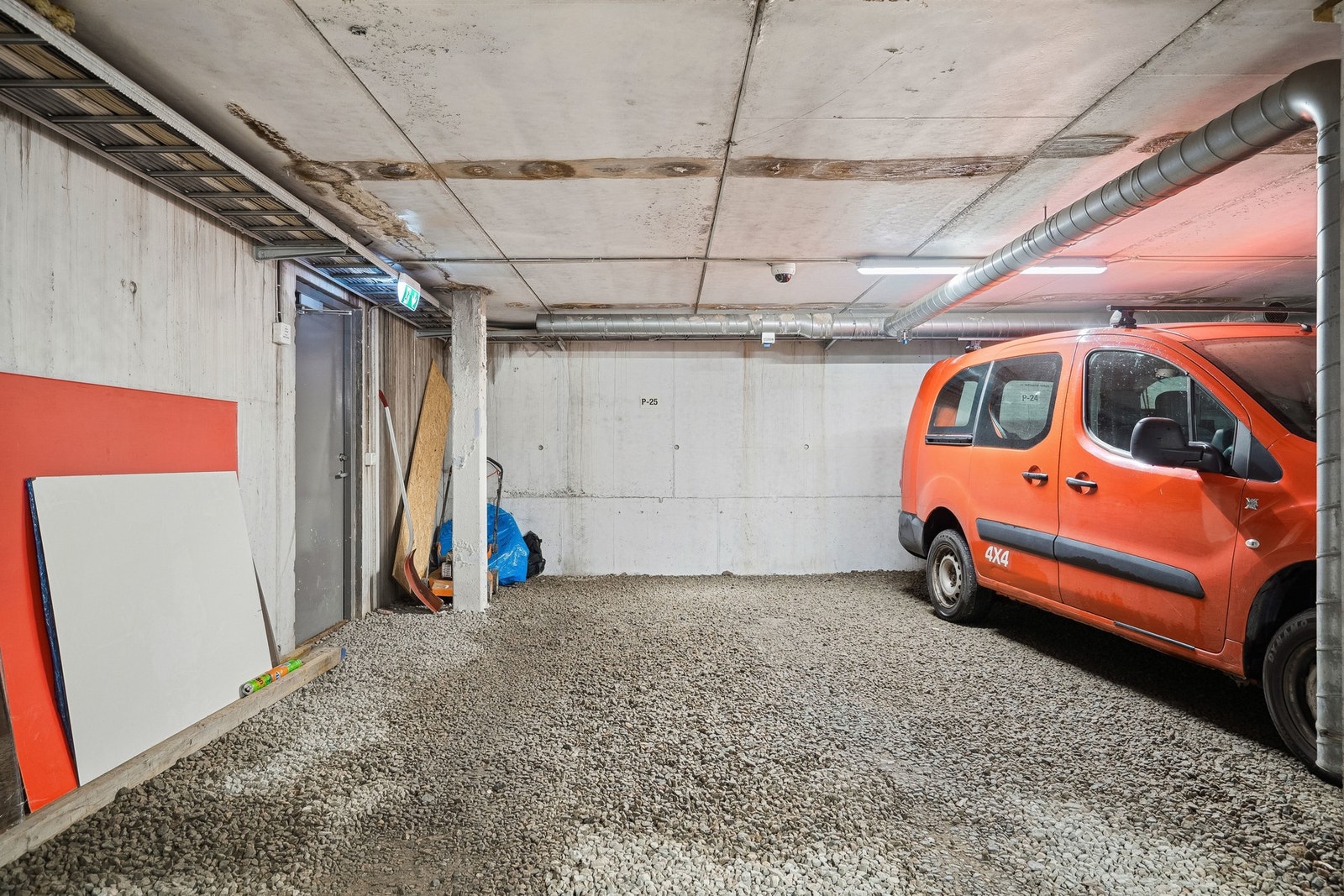 Selger eier parkeringsplass som kan kjøpes utenom, direkte via selger. Galleribilde