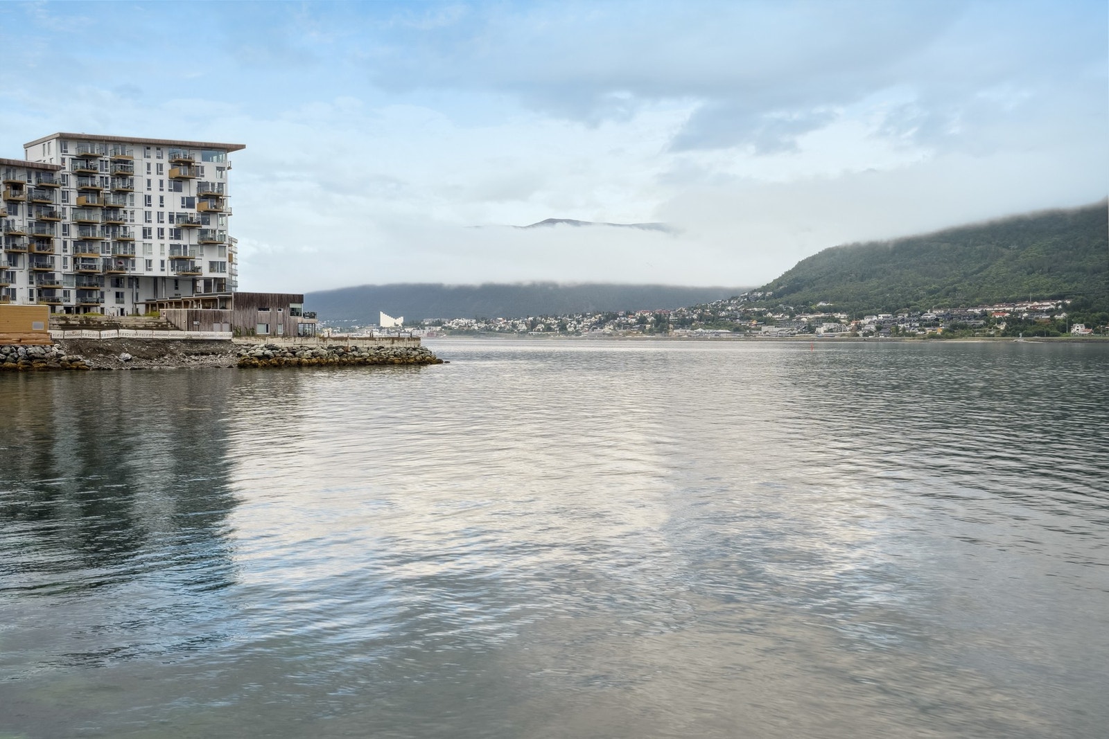 Nydelig beliggenhet på attraktive strandkanten. Galleribilde