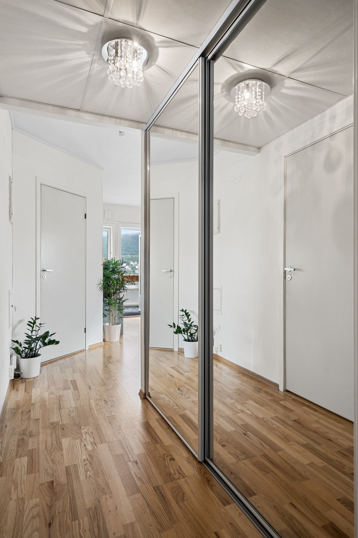 Inngangsparti med skyvedørsgarderobeløsning Galleribilde