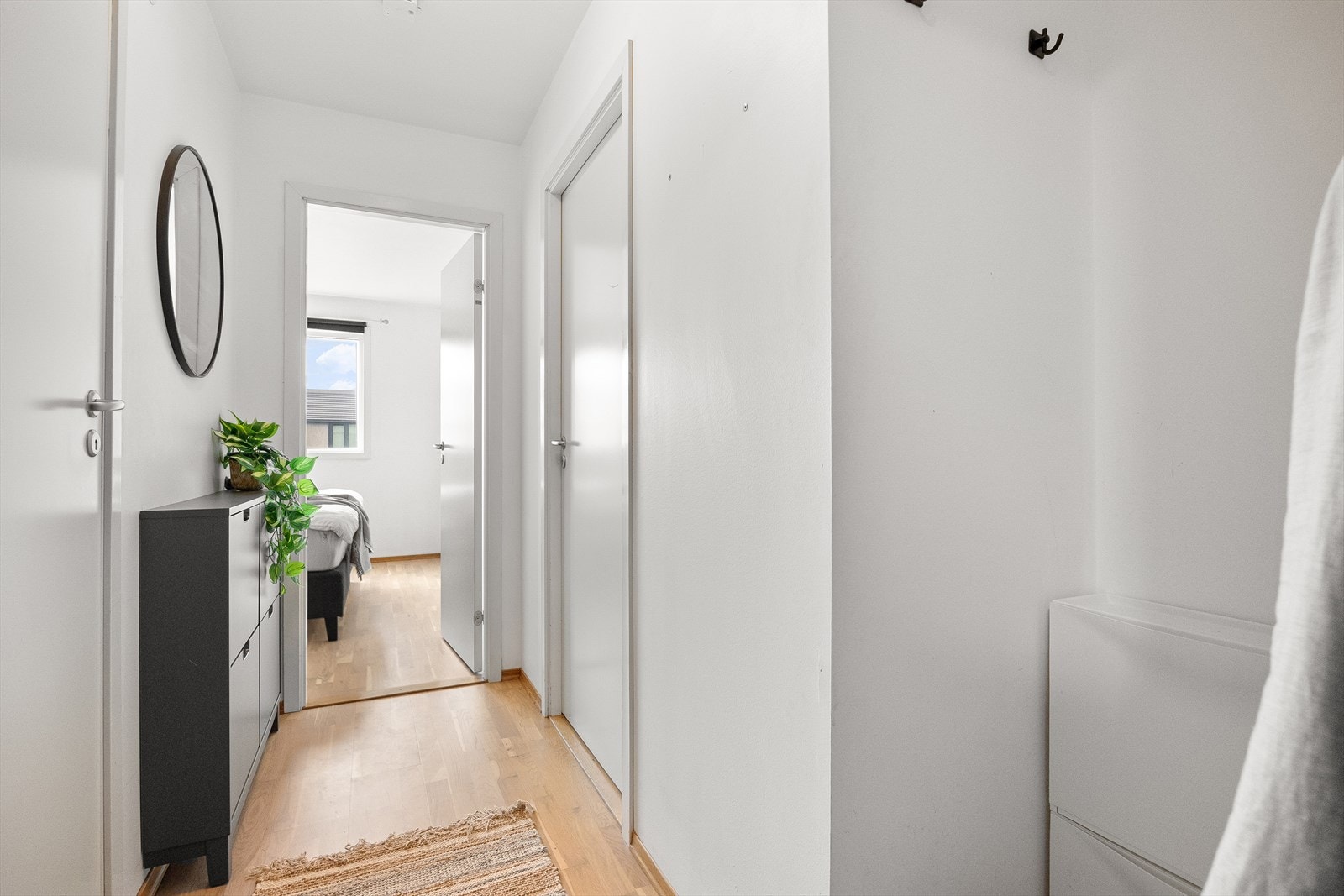 Entréen i leiligheten har gode muligheter for oppheng av ytterklær og plassering av sko. Entréen tar deg videre til både bad, soverom og stue/kjøkken. Galleribilde
