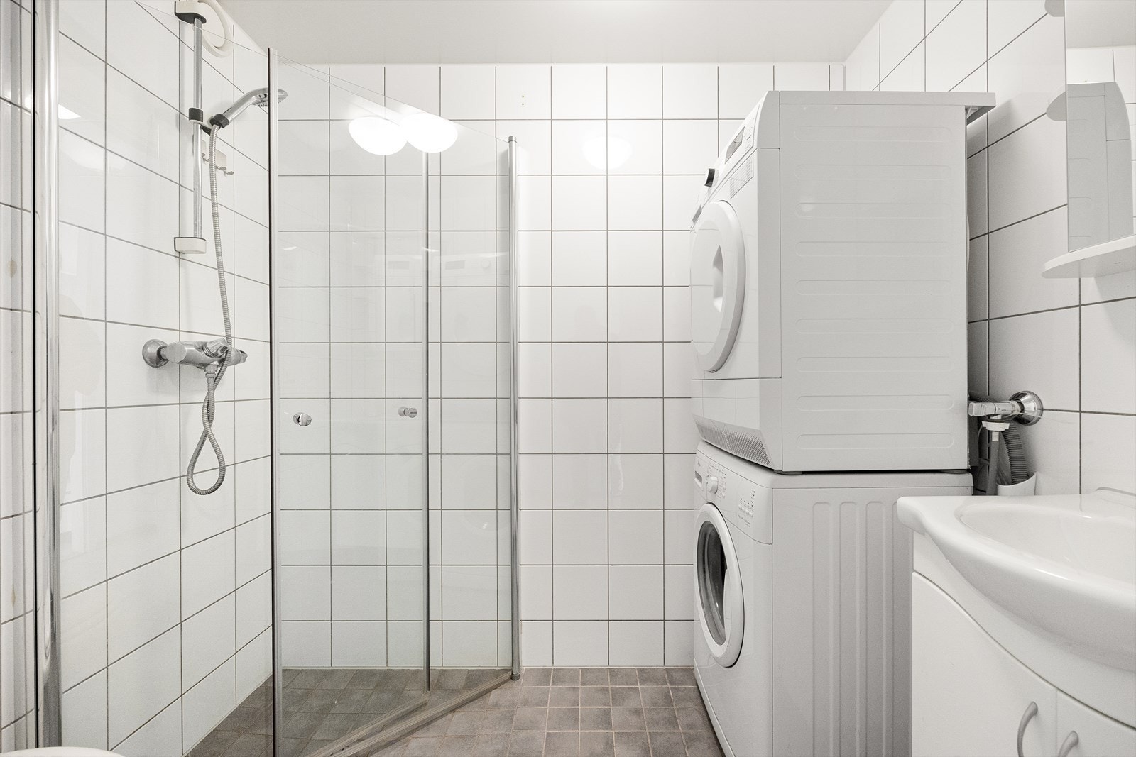 Leilighetens bad holder god standard og er helfliset med tidløse farger. Galleribilde