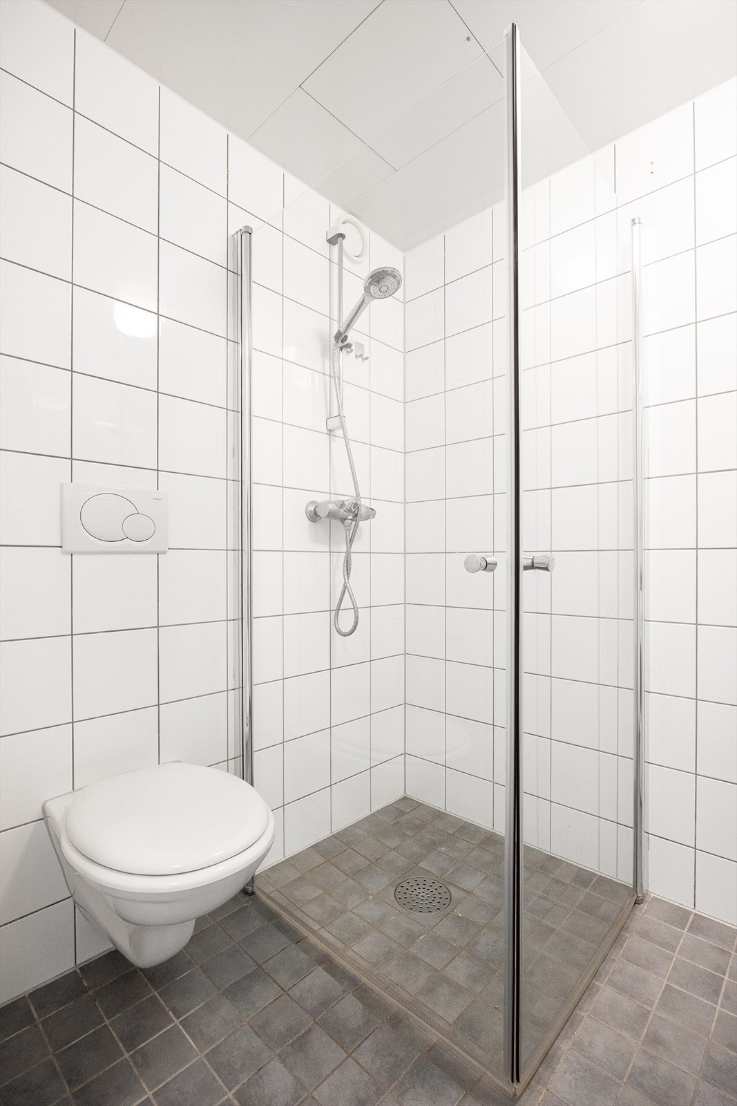 Badet er innredet med vegghengt WC, dusjhjørne, servant med underskap, speil med skap samt opplegg for vaskemaskin, med plass til tørketrommel. Galleribilde