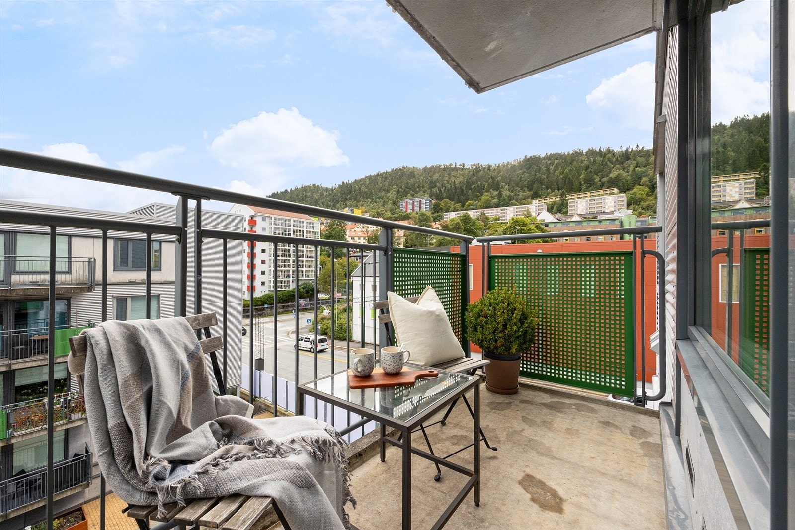 Balkongen måler ca 5m² og har god plass til ønskede utemøbler. Galleribilde