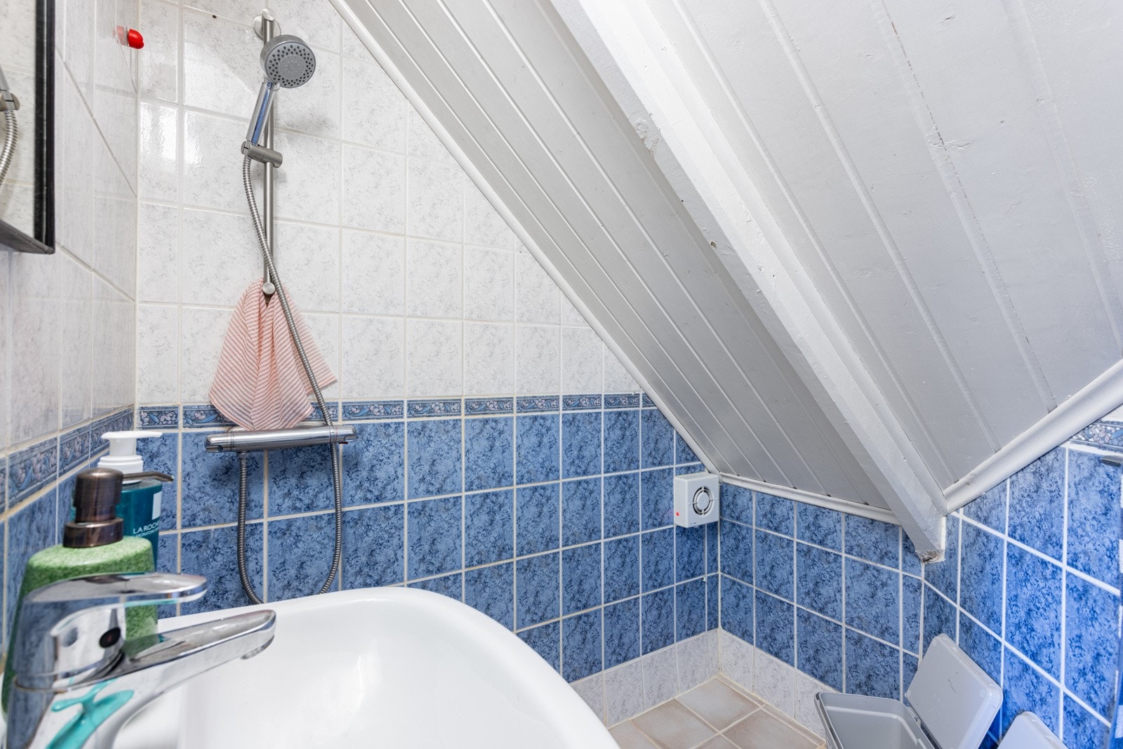 Badet har dusjhjørne og servant. Galleribilde