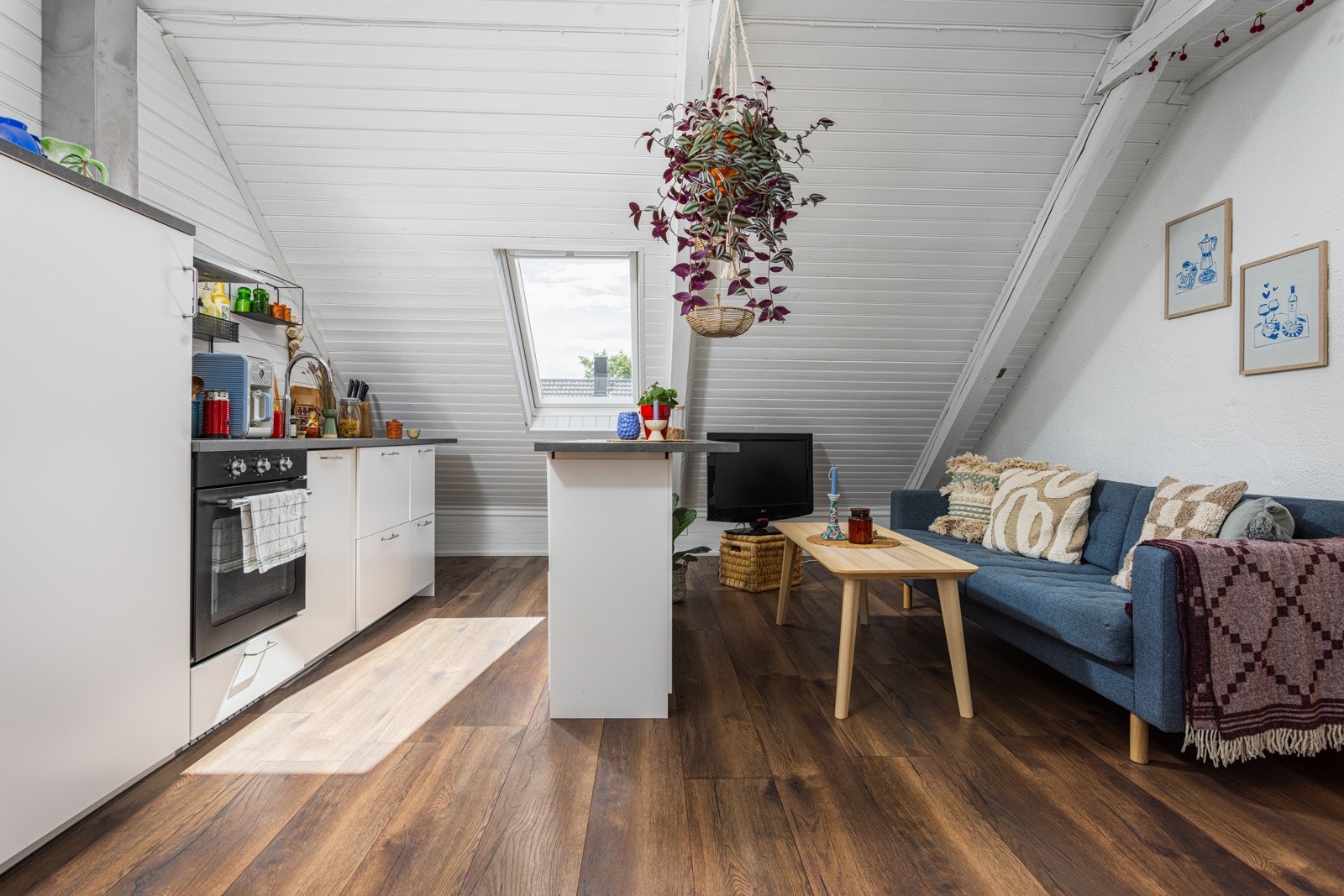 Loftet er romslig med 2 soverom, stue og kjøkken. Her får du et loft med avslappet preg og god takhøyde. Galleribilde