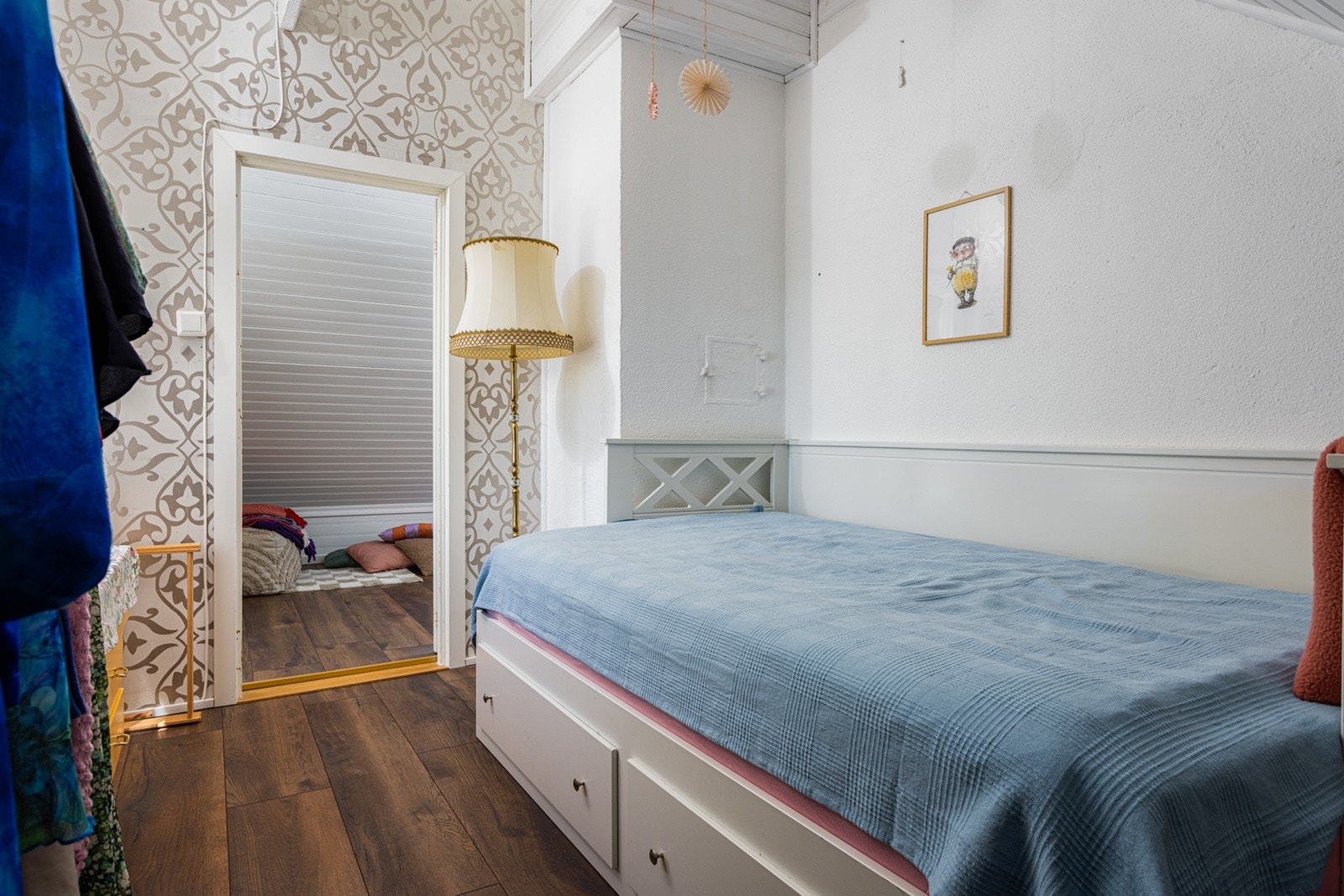 Soverom 2 med plass for seng og oppbevaringsmøblement. Galleribilde