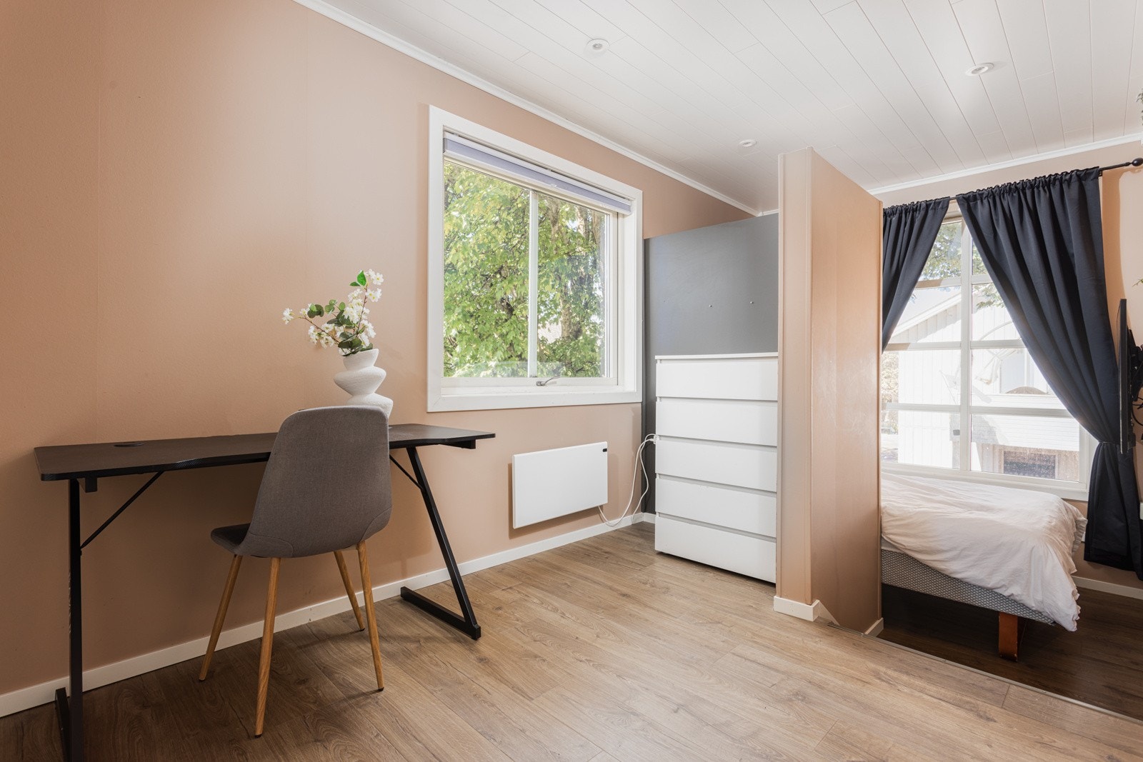 Soverom 1 er malt i en moderne farge og er av god størrelse. Rommer er pr. byggetegning en gang og er ikke godkjent. Det er søknadspliktig tiltak og omgjøre tilleggsdel til hoveddel. Galleribilde