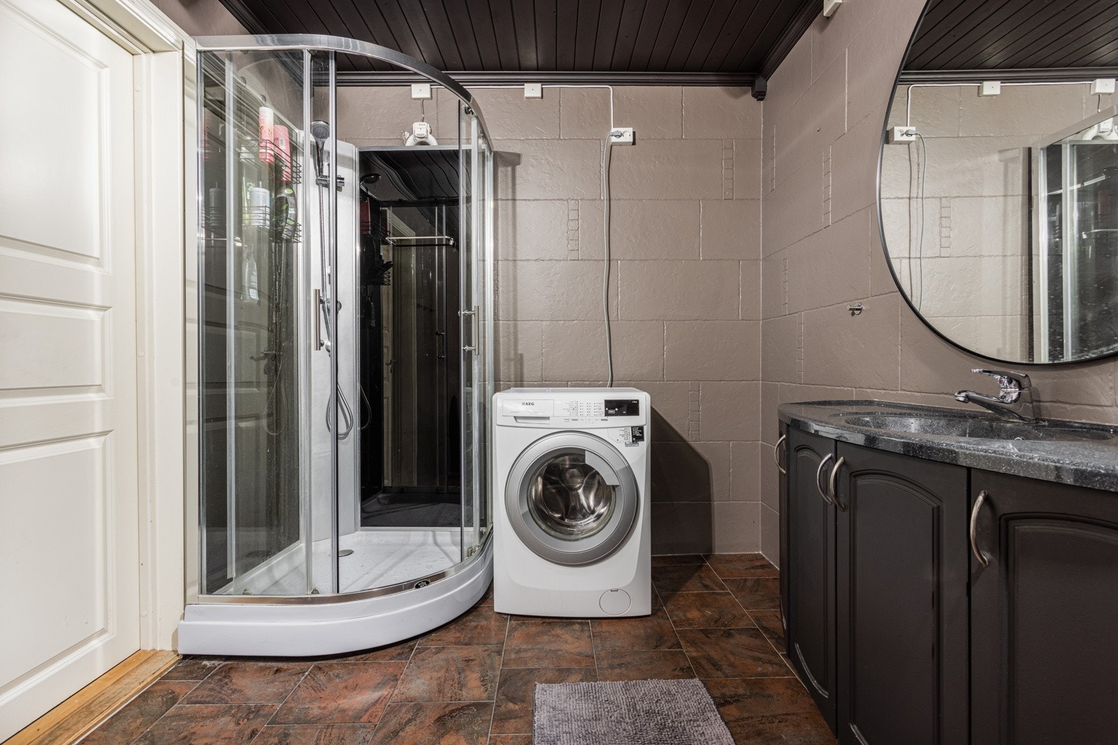 Badet har plass for dusjkabinett, vaskemaskin og toalett. Galleribilde