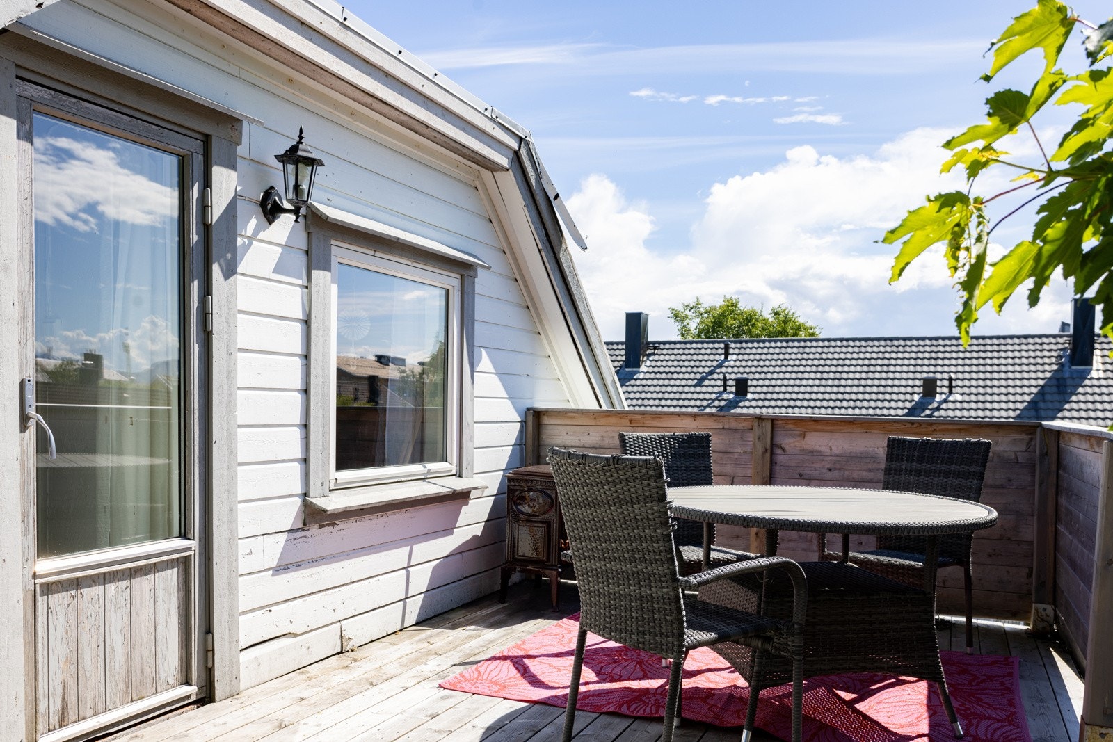 Terrassen har gode solforhold. Perfekt med hagemøbler på finværsdager, slik at solen kan nytes. Galleribilde