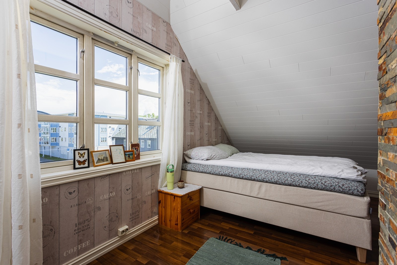 Soverom 1 har plass for dobbeltseng, stor vindusflate og skyvedørsgarderobe. Galleribilde
