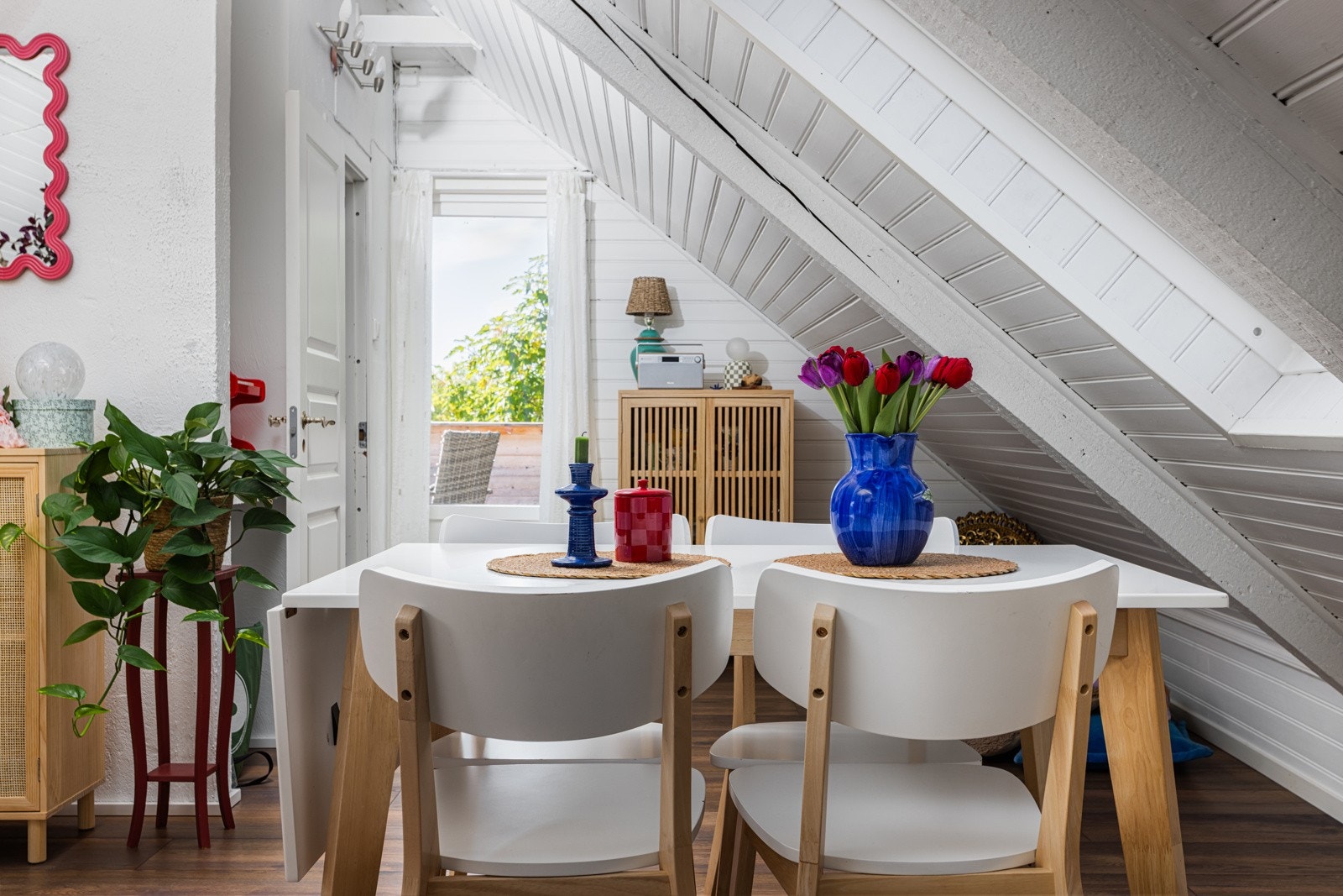 Rommet gir plass til å innrede slik man ønsker. Like ved utgangen til terrassen finner du plass for spisegruppe. Galleribilde