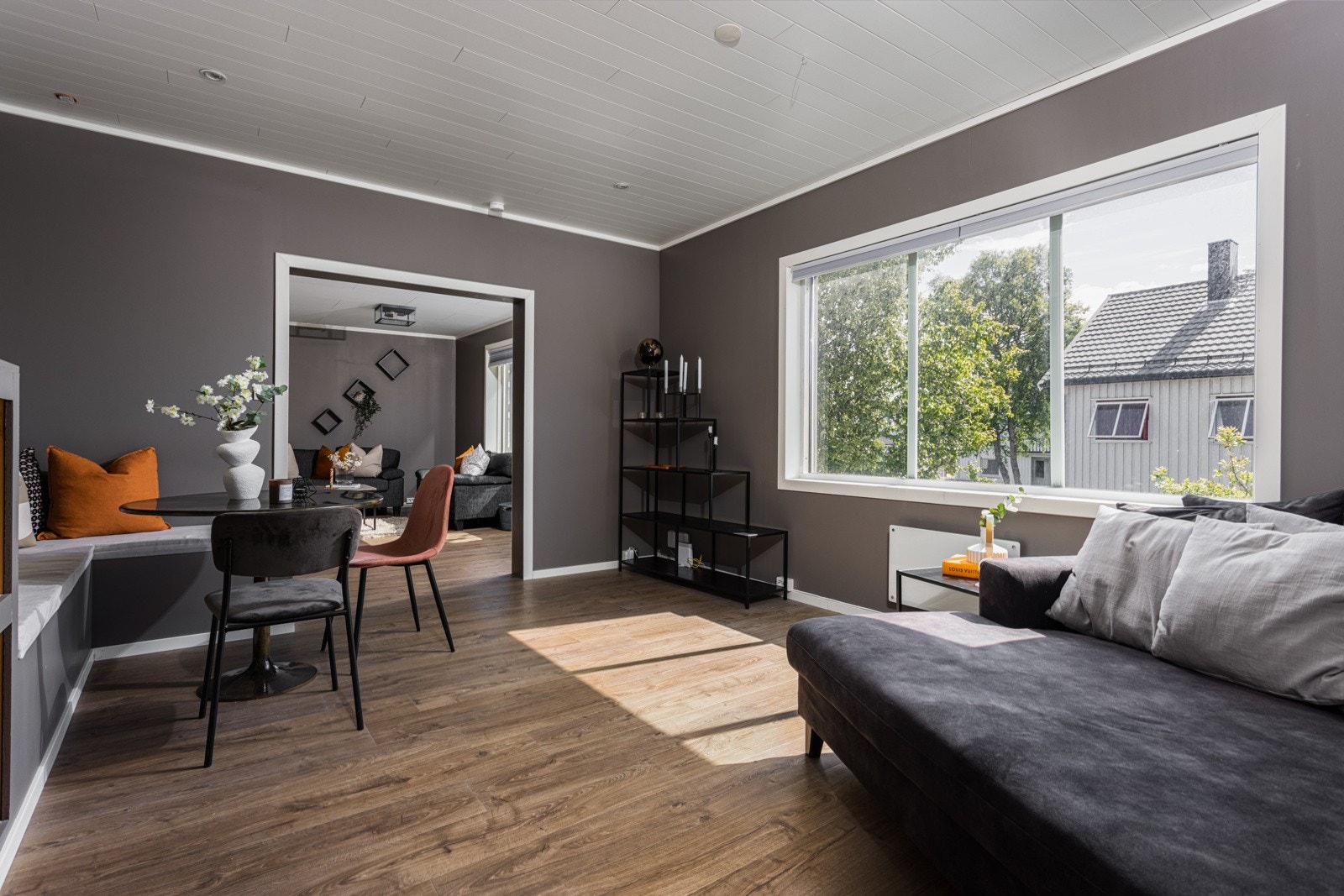Ved stuen finner du et område for spisegruppe. I likhet med første delen av stuen har denne delen store vindusflater og har downlights i taket. Galleribilde