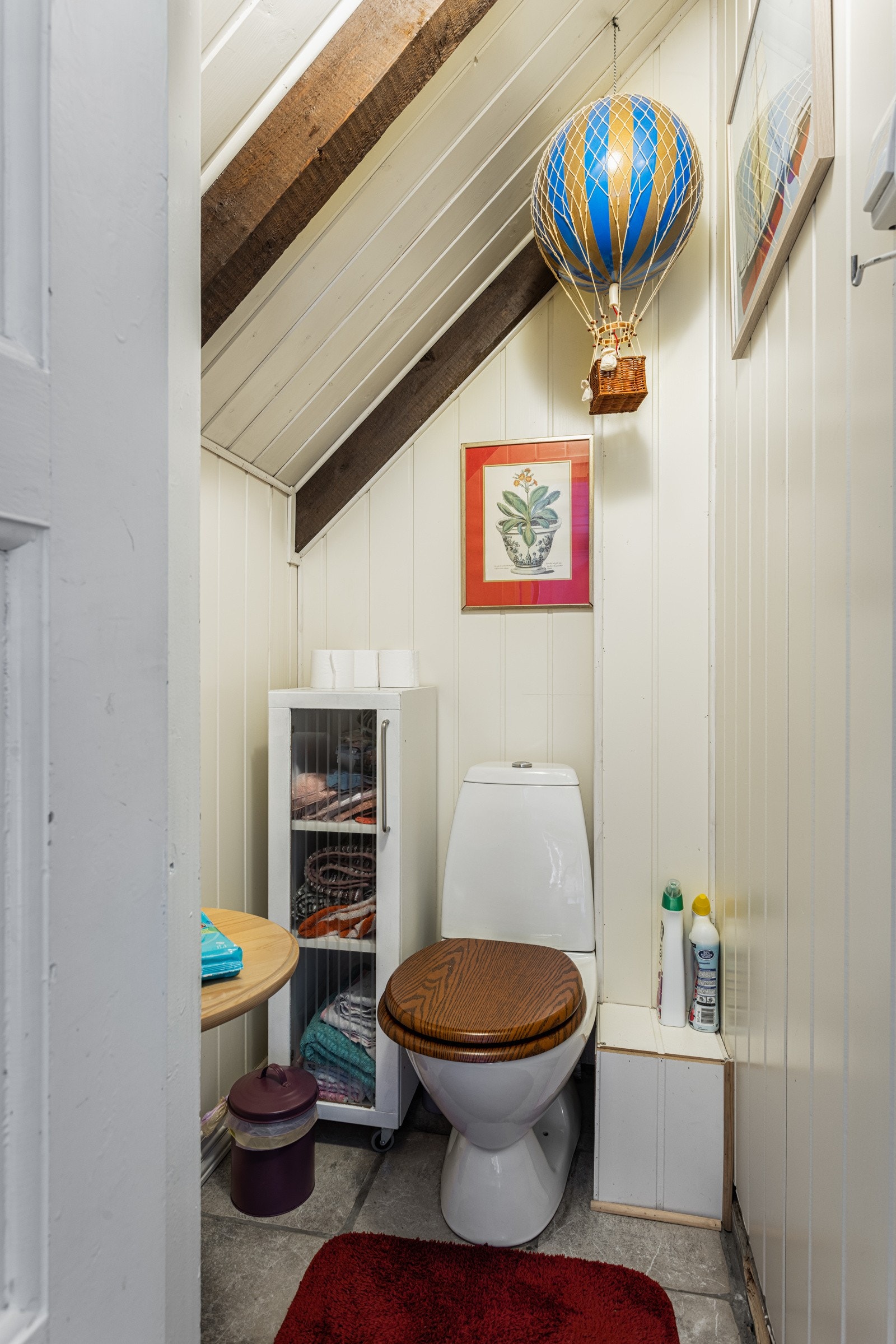 WC-rom med toalett. Galleribilde