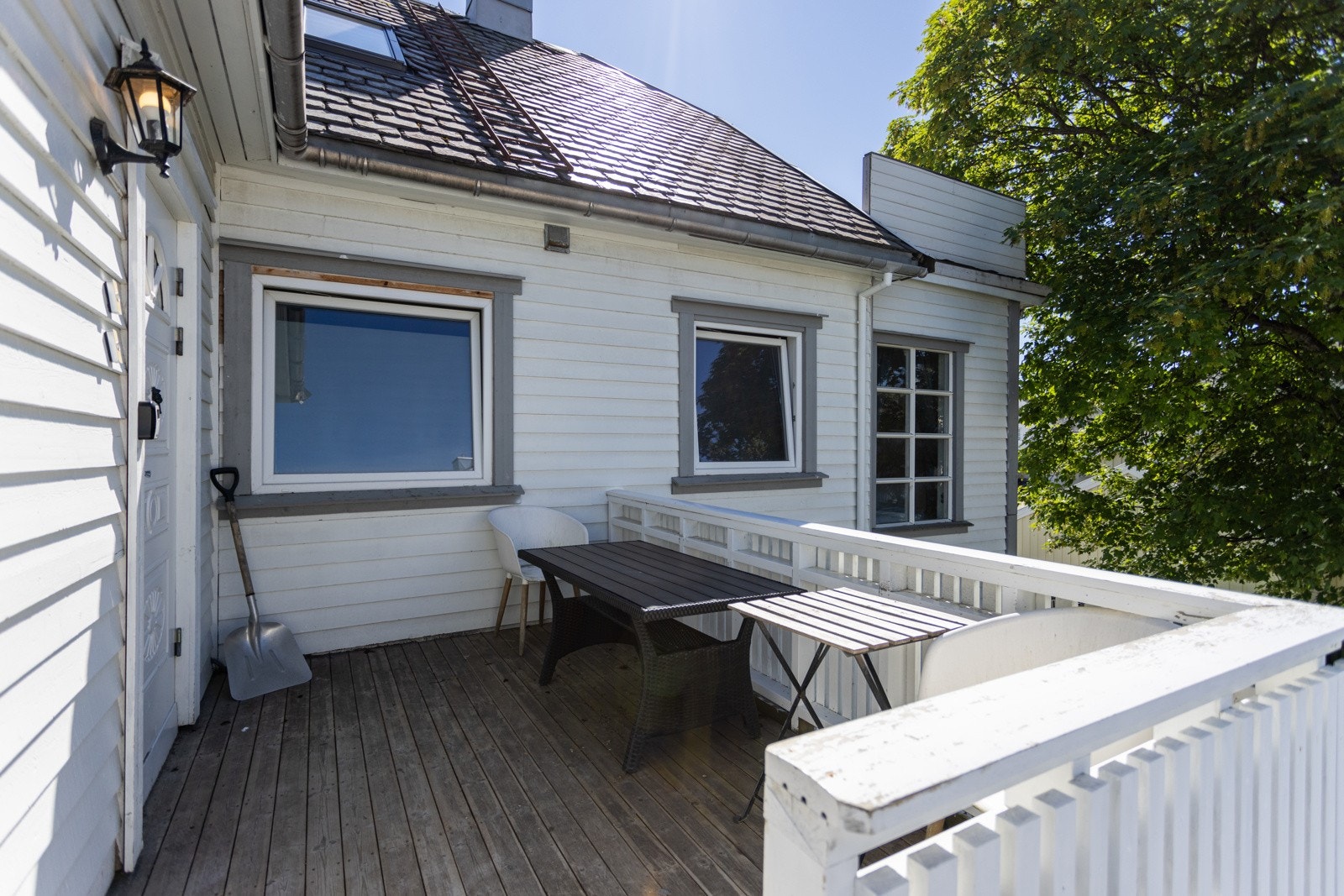 Ved inngangspartiet finner du en terrasse hvor finværet kan nytes. Galleribilde