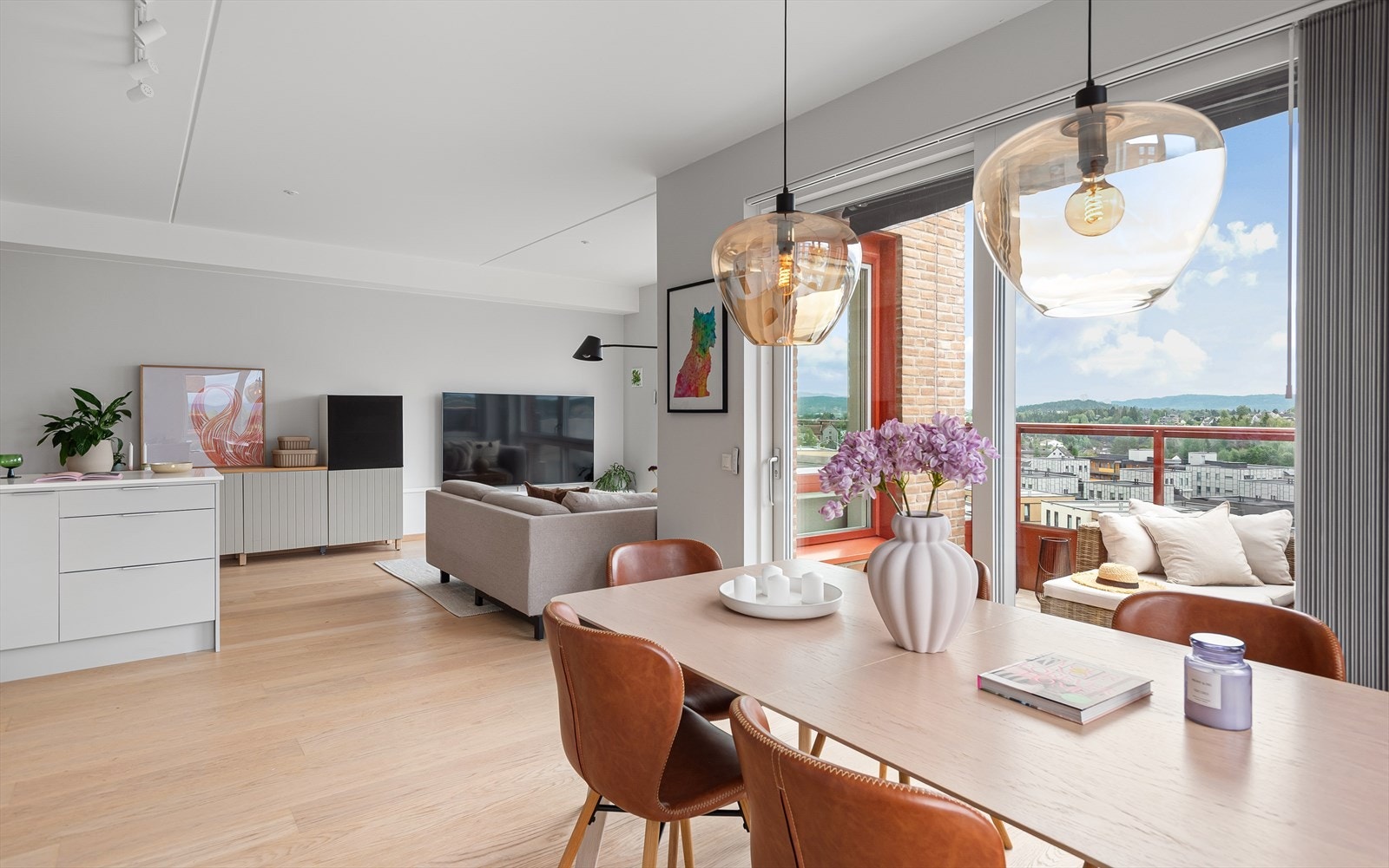 Stuen er av svært fin størrelse, med store vindusflater som slipper inn rikelig med naturlig lys. Galleribilde