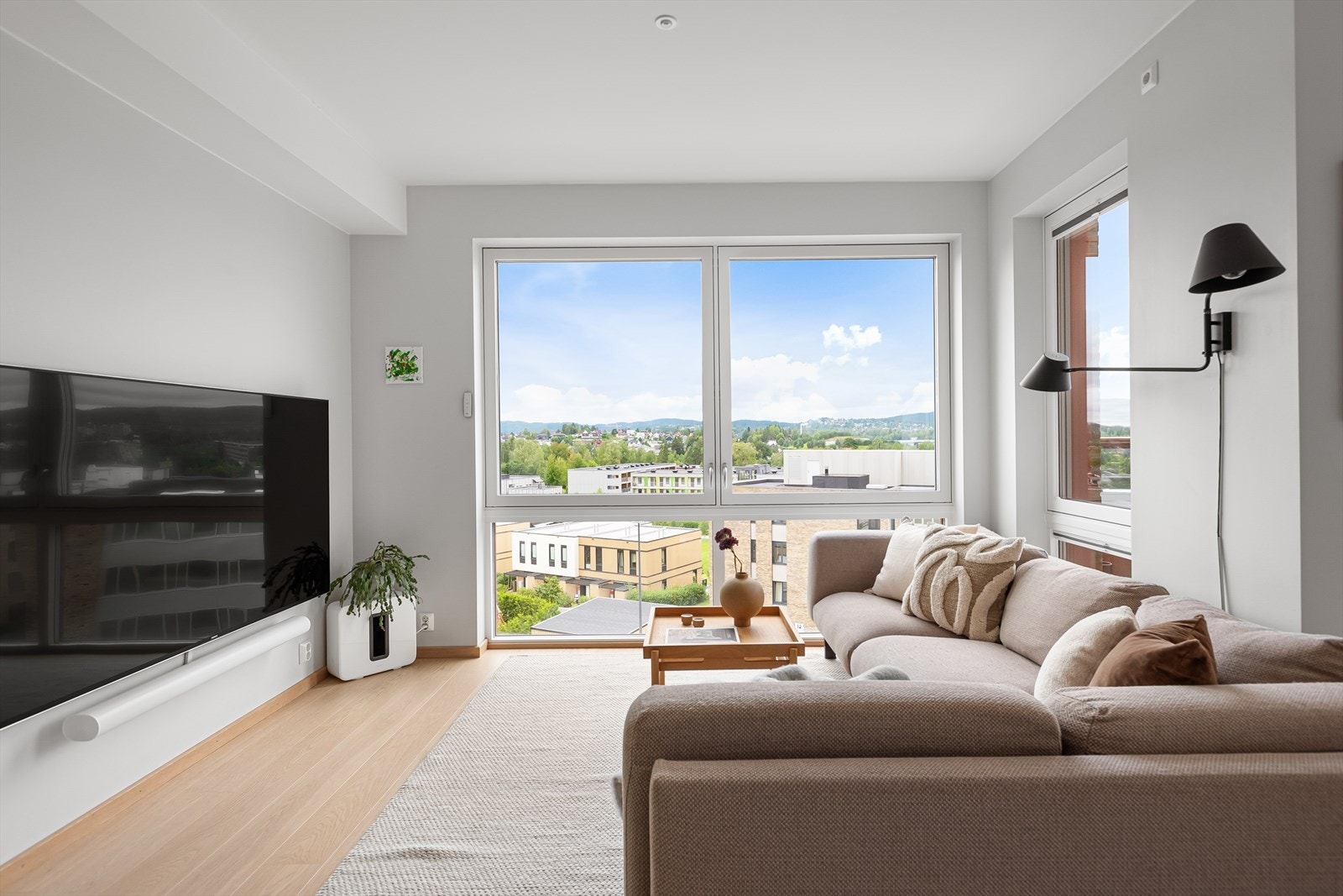 Fra vinduene er det åpent utsyn mot nærområdet. Galleribilde