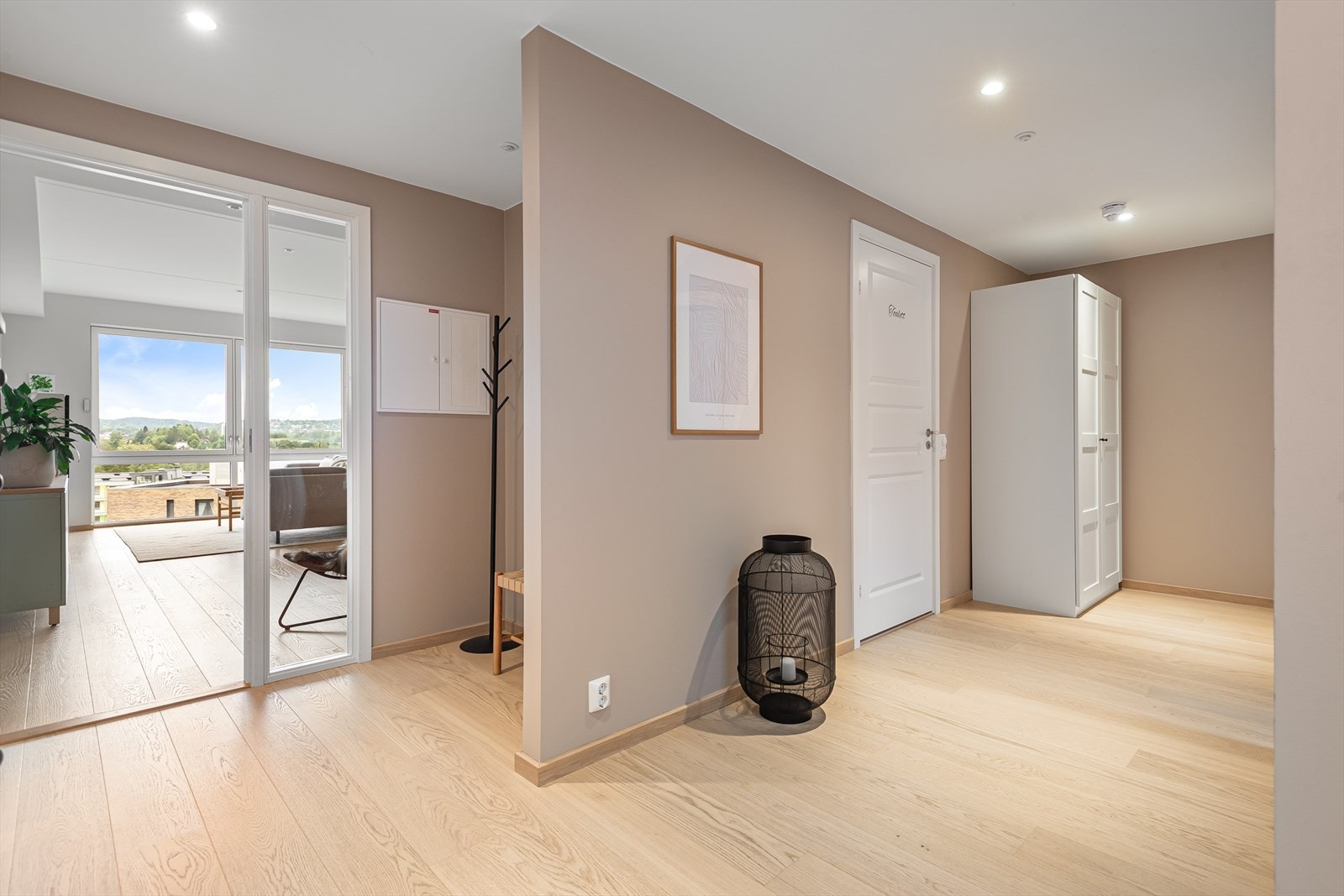 Leiligheten har en svært lys og innbydende entré, med god plass til å henge fra seg yttertøy og sette fra seg sko. Galleribilde