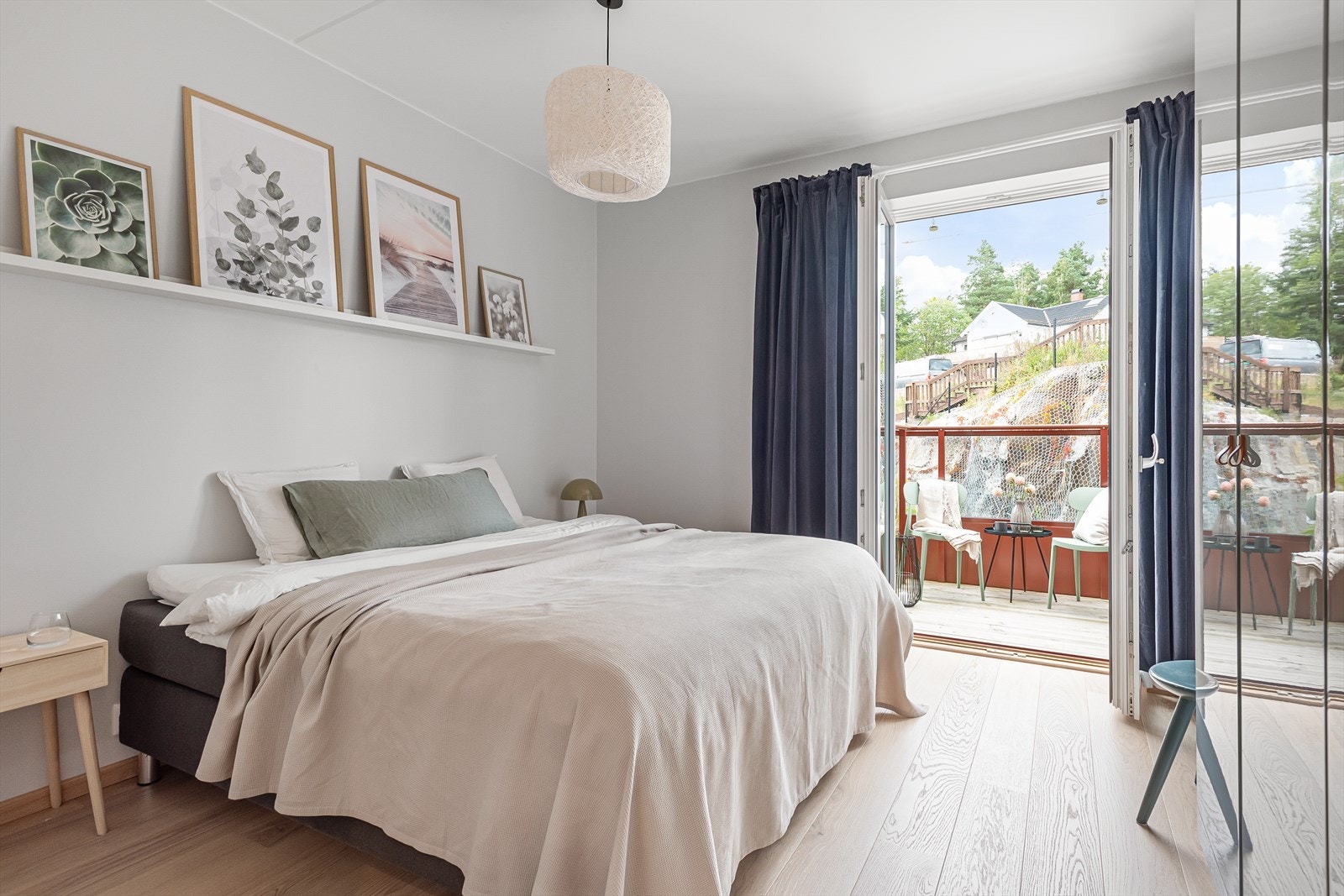 Hovedsoverommet har god plass til dobbeltseng med tilhørende nattbord. Galleribilde