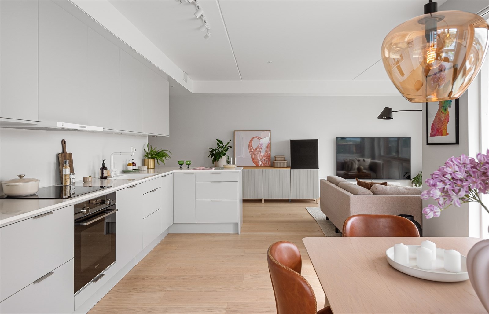 Innredningen er fra Norema og har glatte fronter, samt kompositt benkeplate med nedfelt kum. Galleribilde