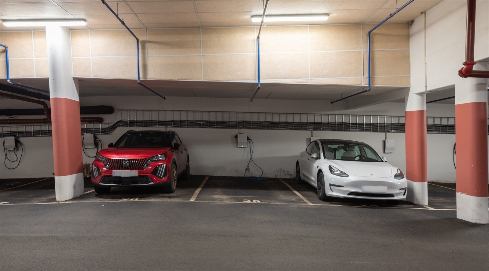 Med boligen disponeres en garasjeplass i kjelleretasjen. Det er montert ladeboks. Galleribilde