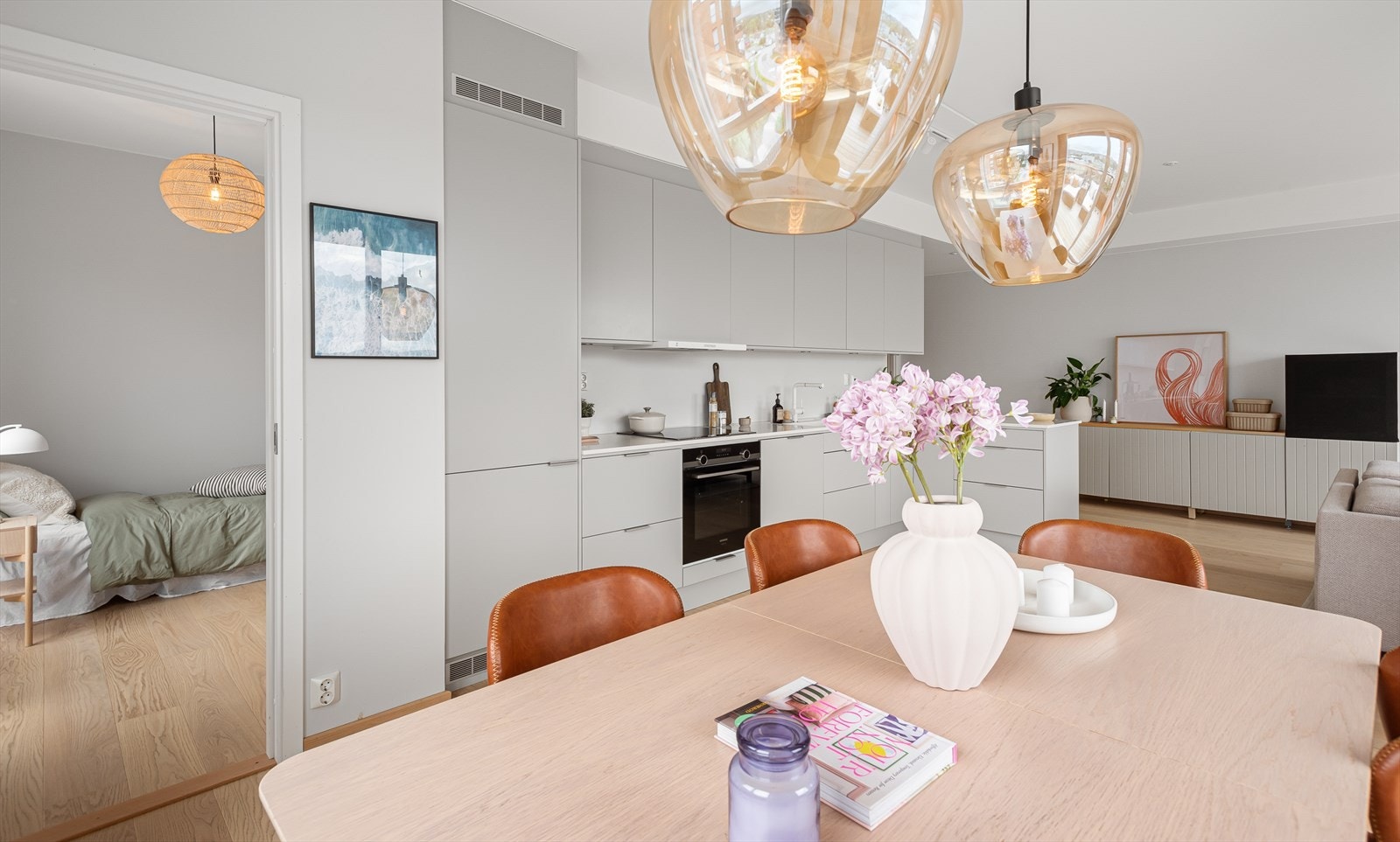 Kjøkkenet er i åpen løsning mot stuen, og byr på mye benk- og skapplass. Galleribilde