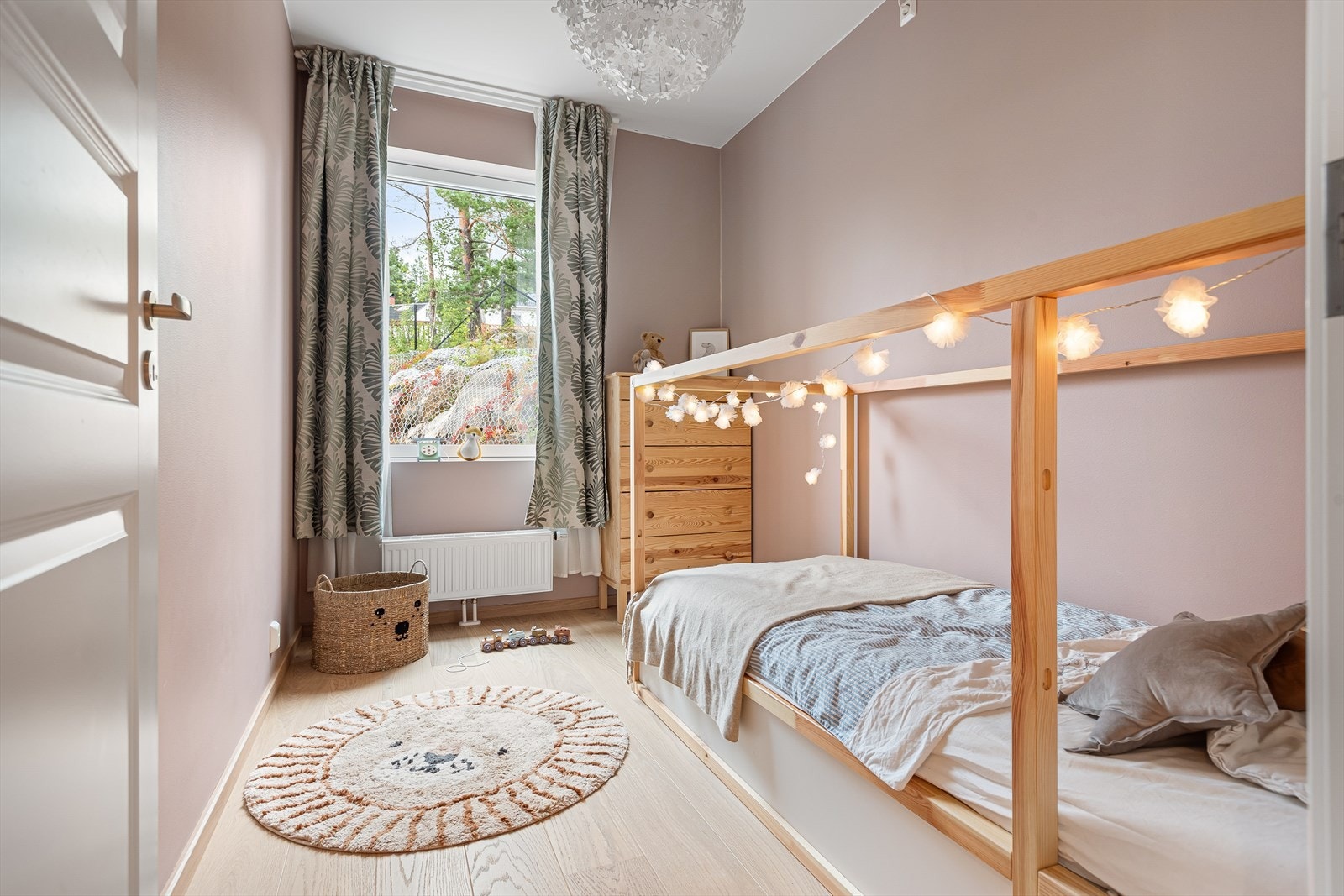 Rommene har plass til seng, nattbord, garderobe og evt. skrivebord. Galleribilde