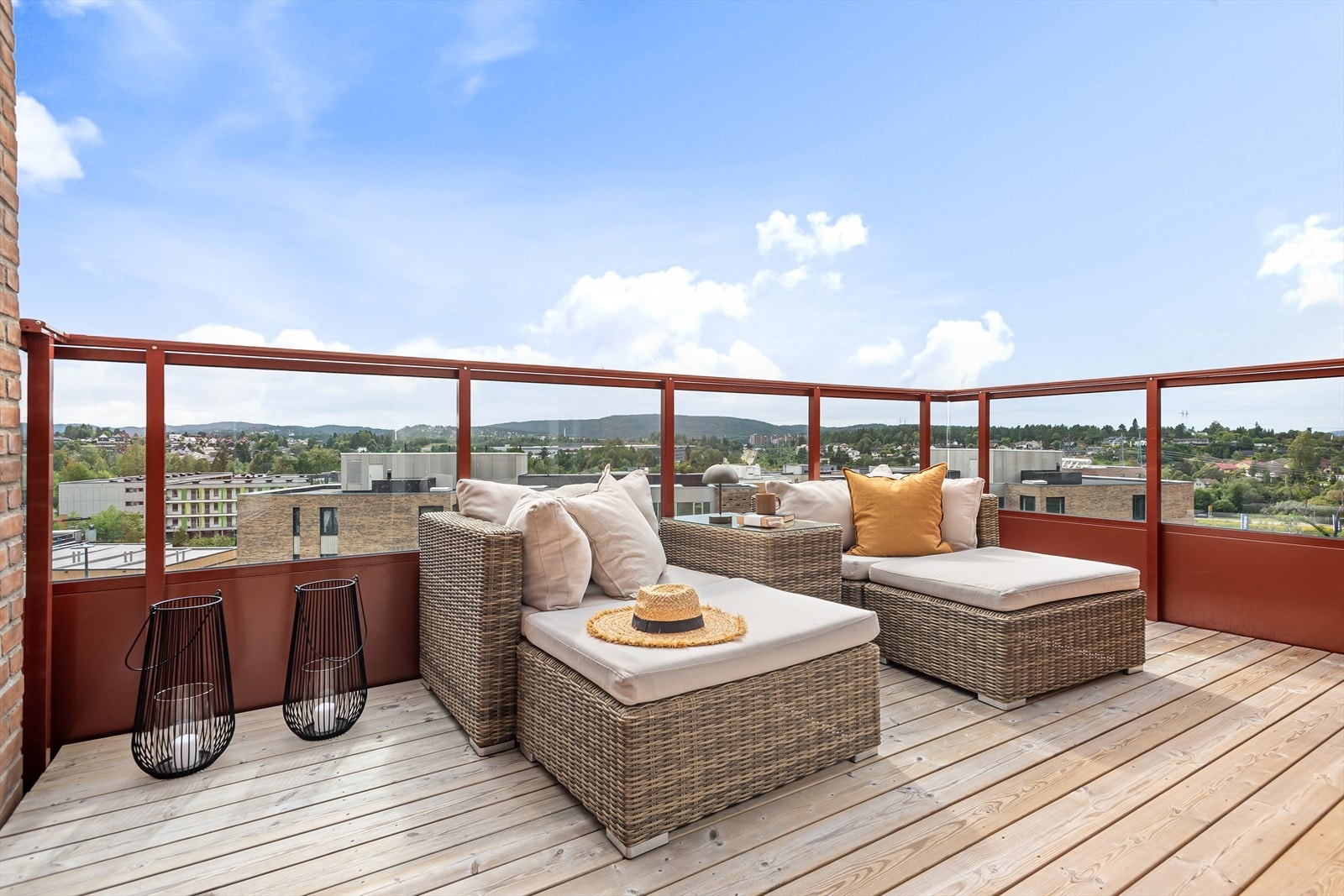 Balkongen er på 10 m². Her ute er det god plass til sittegruppe, samt gass-/elektrisk grill. Galleribilde