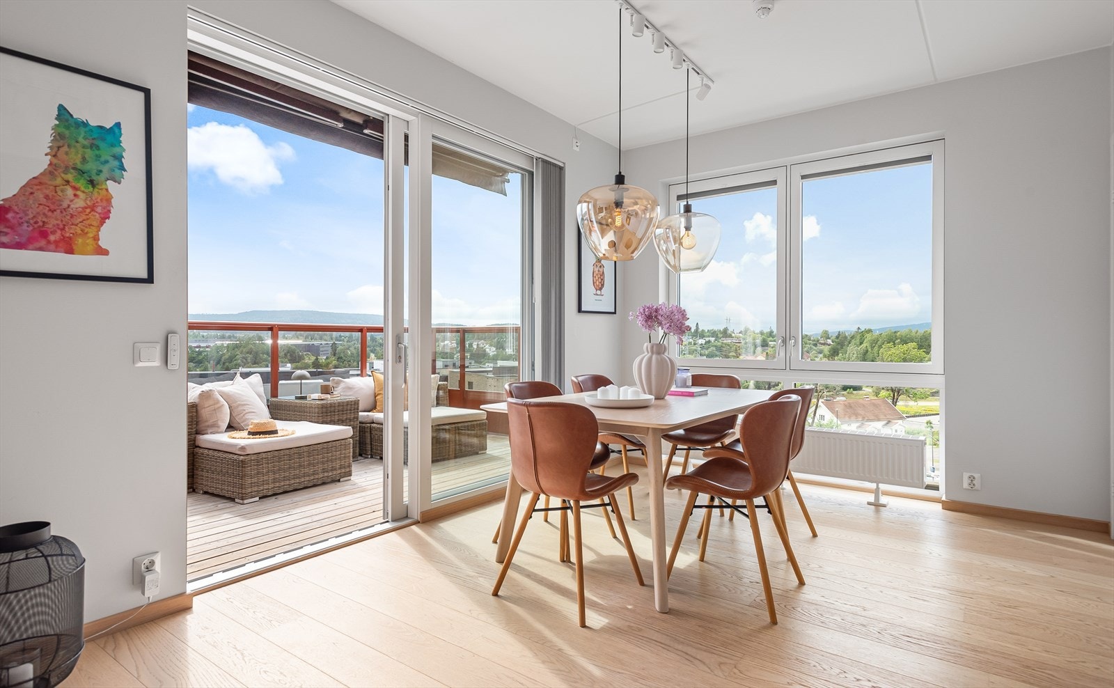 Selger har montert utvendig screen på det ene stuevinduet, kjekt å ha på de varmeste dagene. Galleribilde