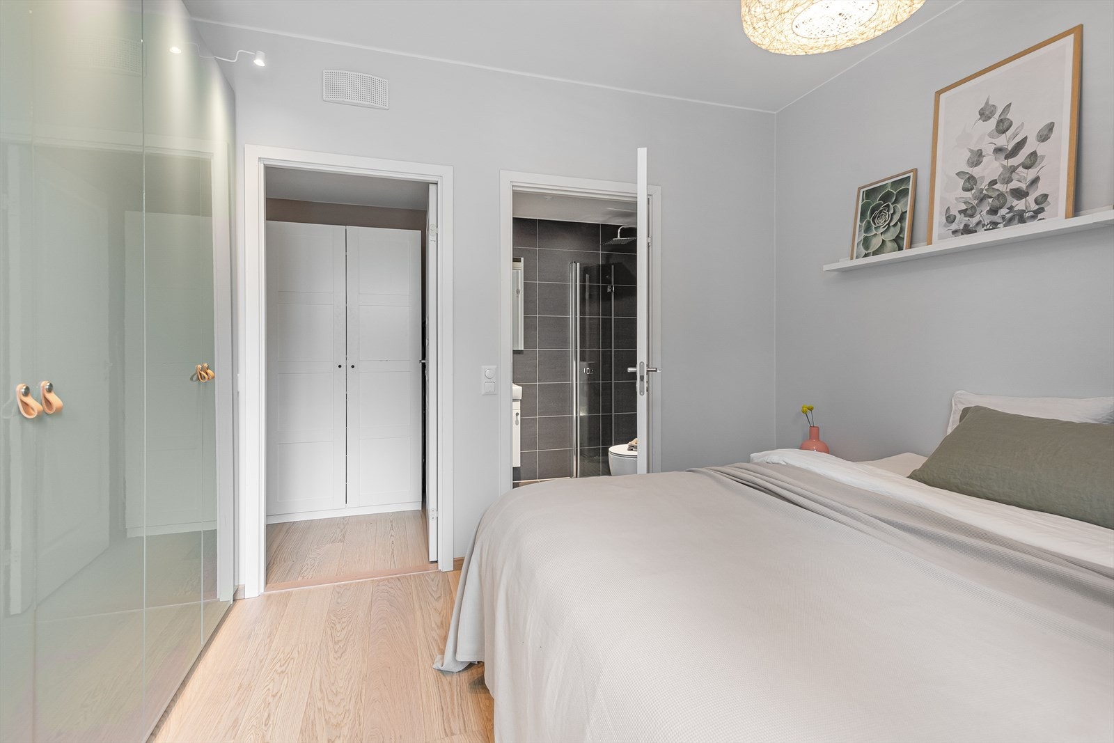 Det er satt inn garderobe i rommet som sikrer godt med lagringsplass. Galleribilde