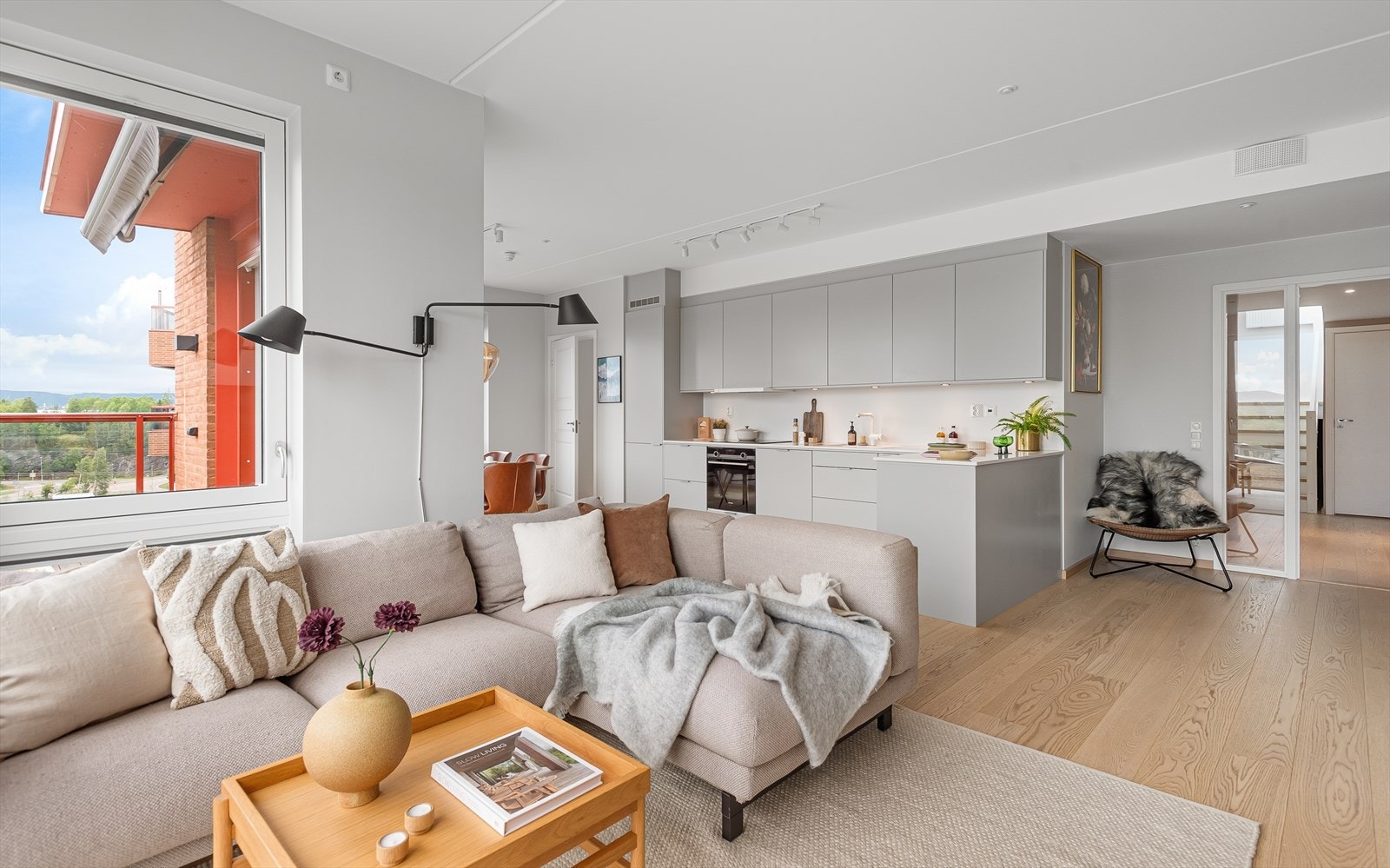 I stuen er det videre god plass til sofaseksjon, tv-møbel og spisegruppe. Galleribilde