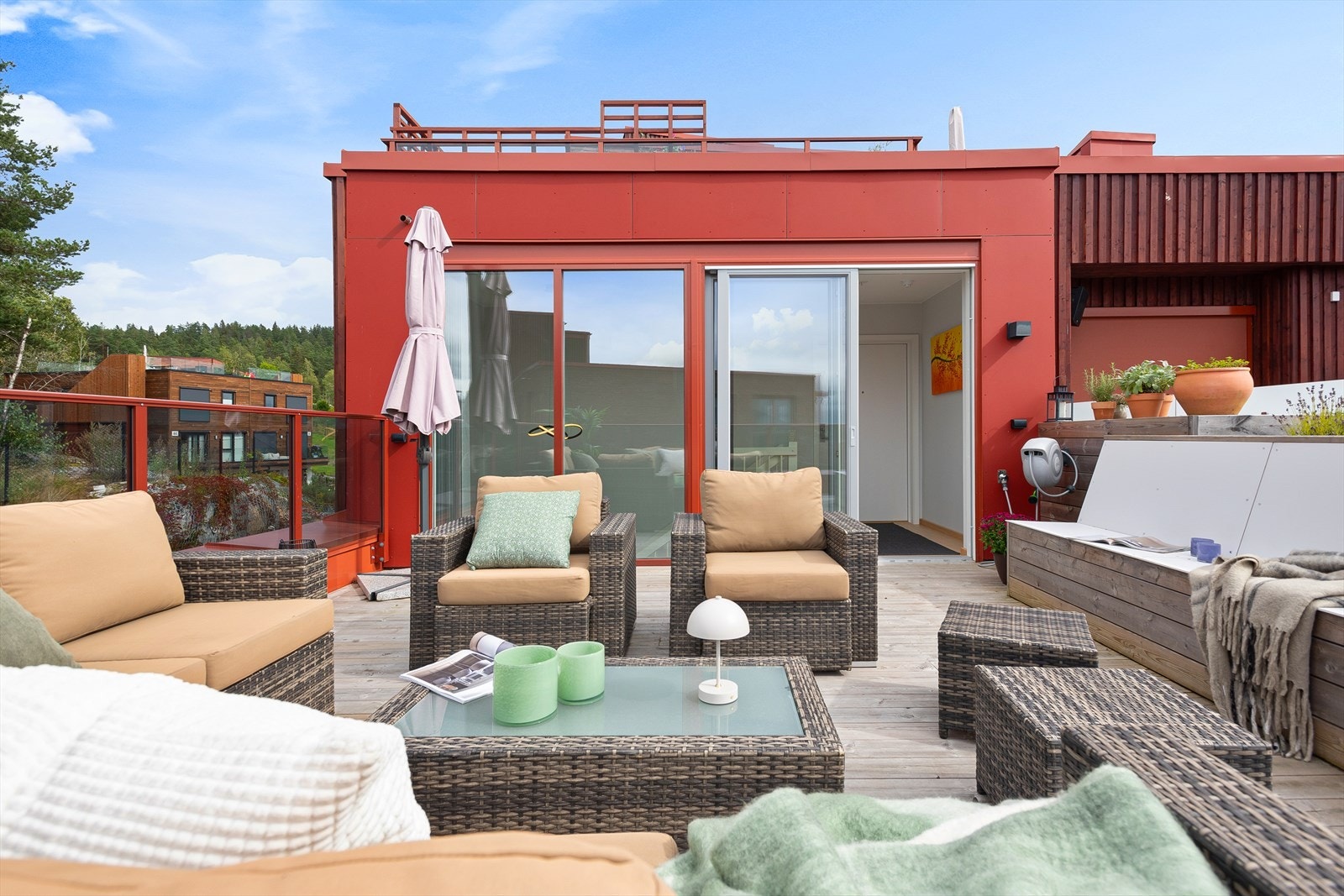 Her ute er det god plass til flere sittegrupper. Galleribilde