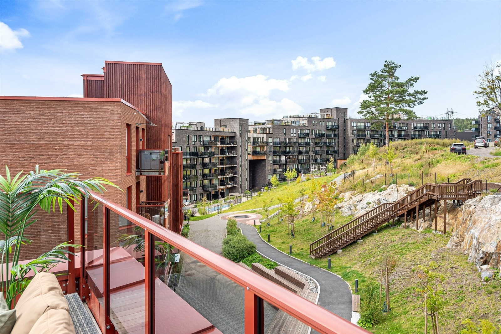 Fra terrassen er det utsikt utover nærområdet. Galleribilde