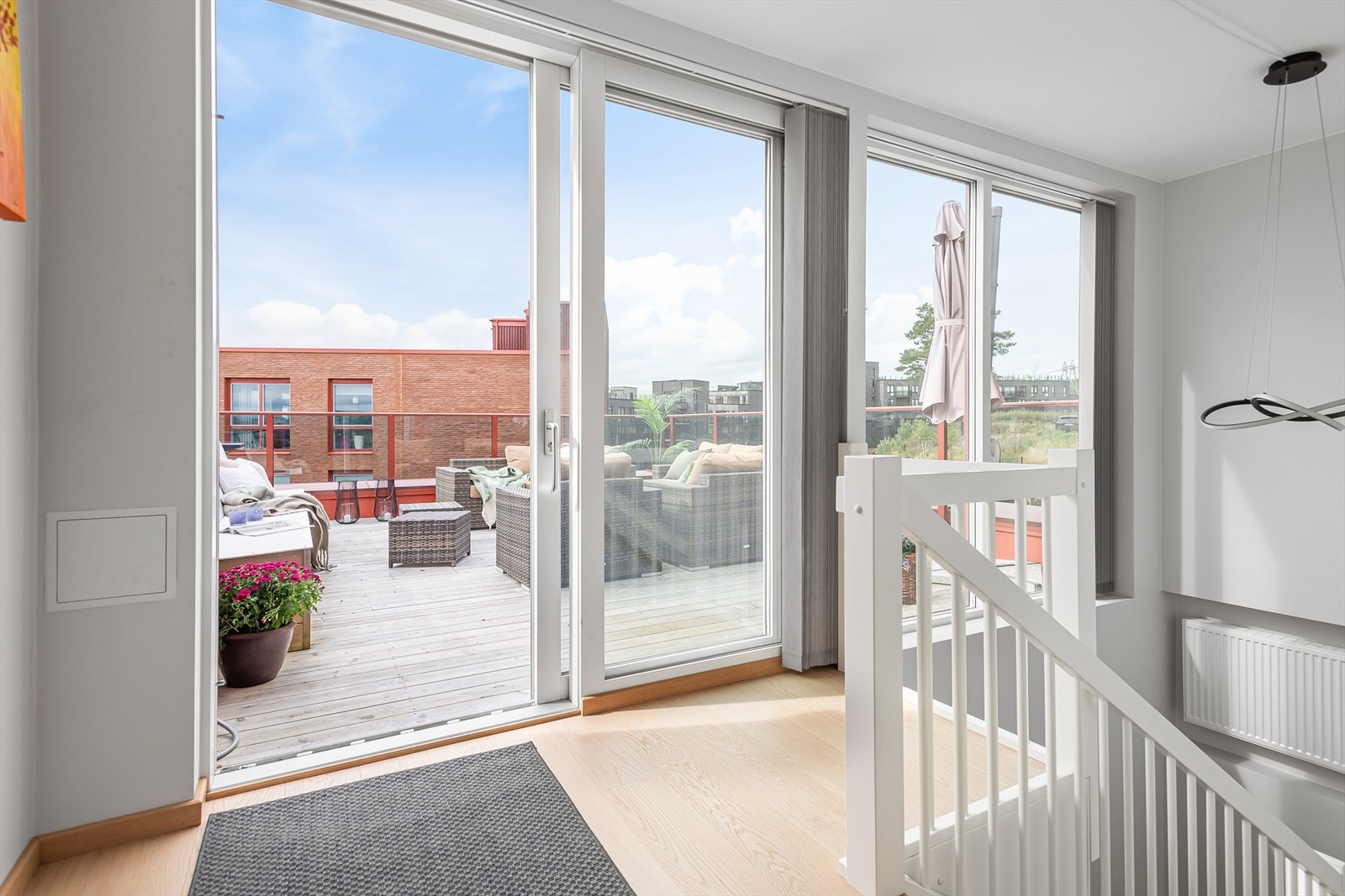 Trappen tar deg opp til et lyst trapperom, som videre har utgang til en privat takterrasse. Galleribilde