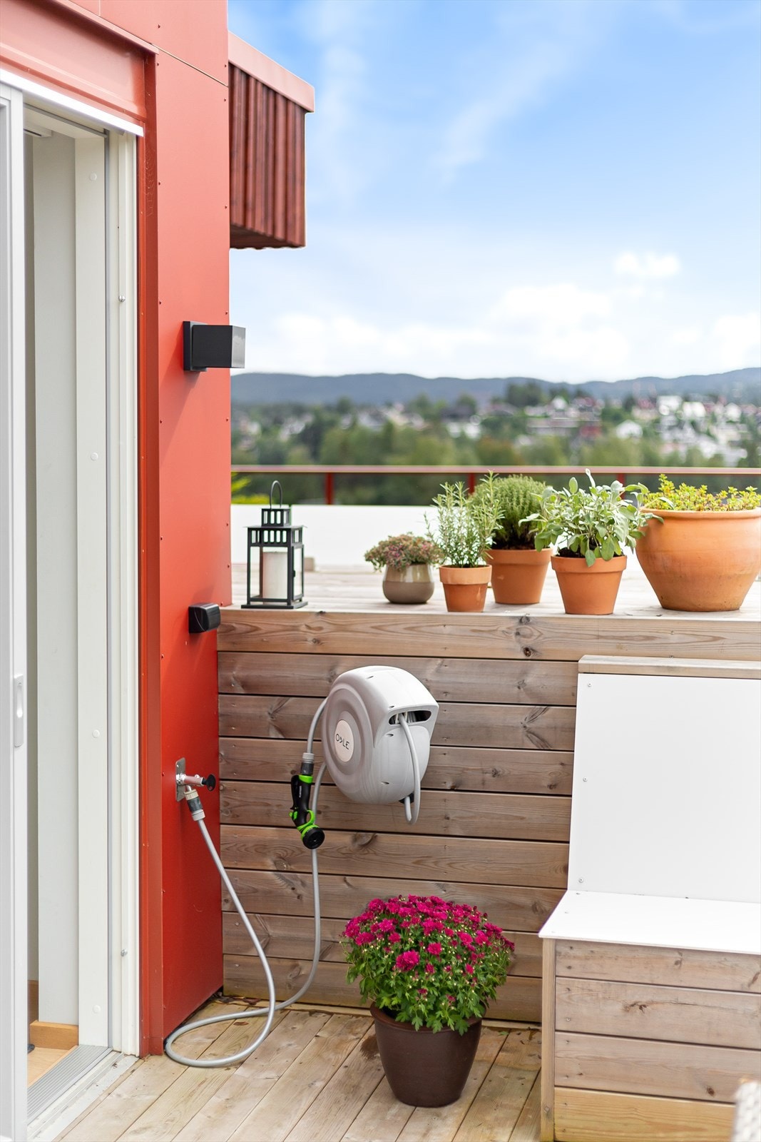 Det er montert vannslange på terrassen. Galleribilde