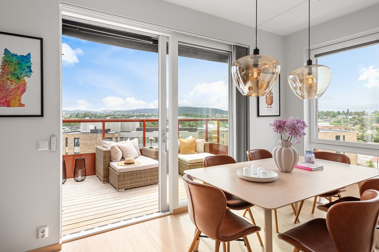 Det er også utgang til en herlig sydvendt balkong. Galleribilde