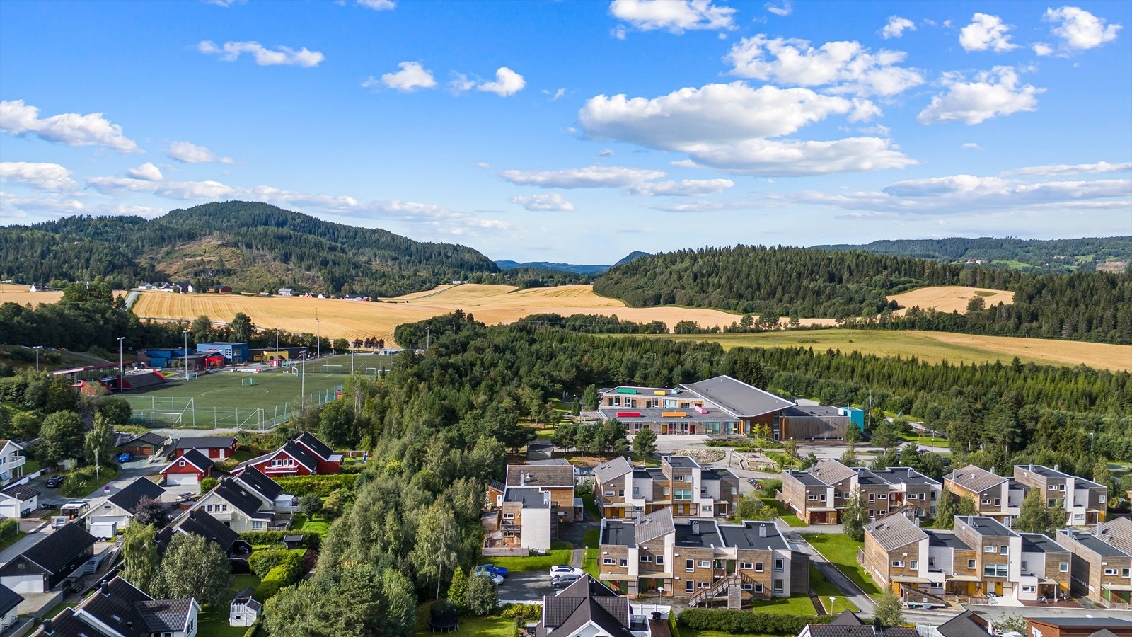 Brekkåsen består både av rekkehus, leiligheter, eneboliger og tomannsboliger. Galleribilde