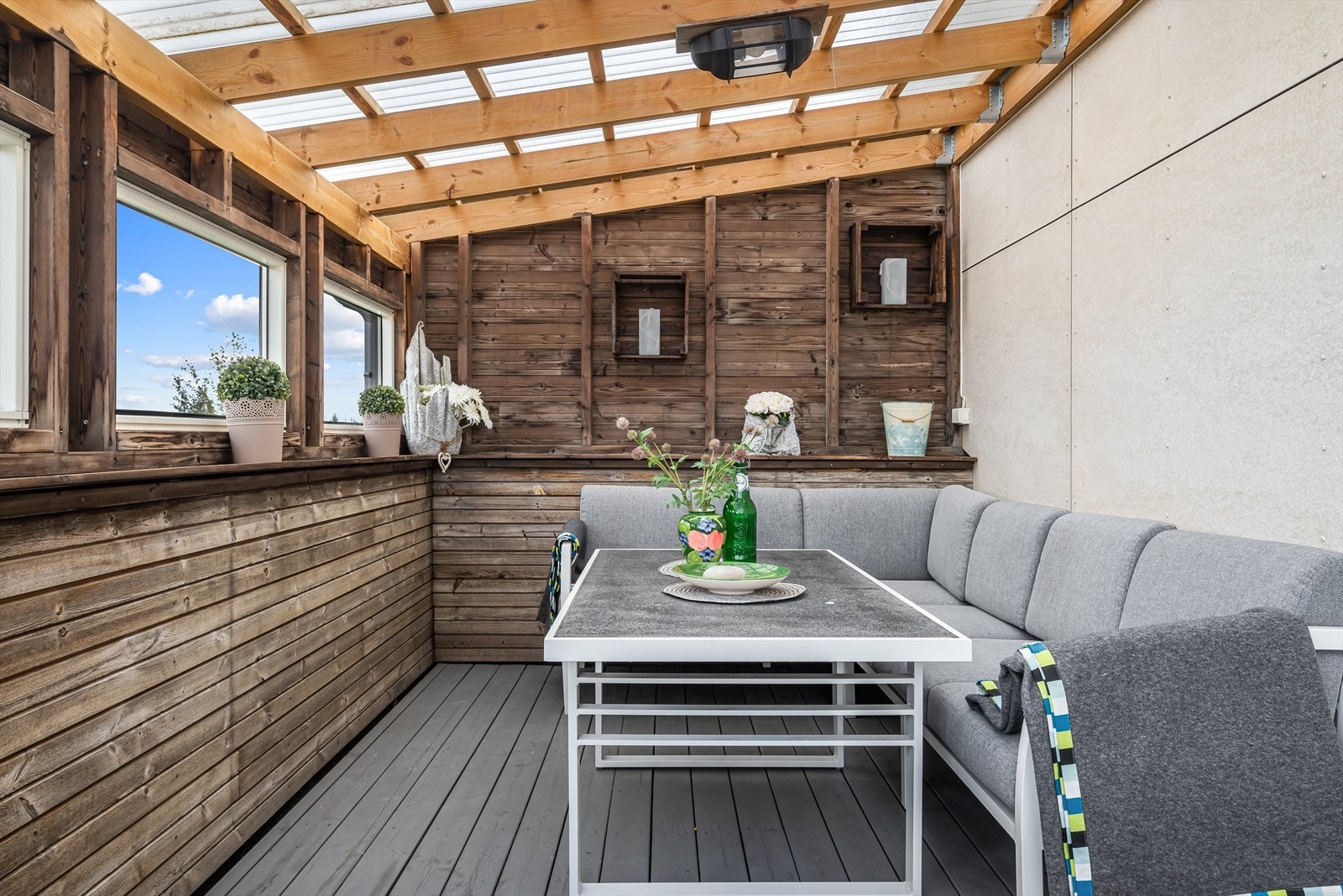 Praktisk terrasse med takoverbygg. Galleribilde