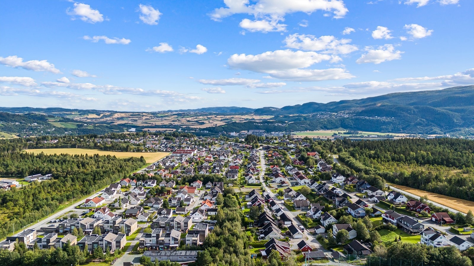 Gode bussforbindelser i umiddelbar nærhet samt kort vei til Melhus sentrum med det meste av servicefunksjoner. Galleribilde