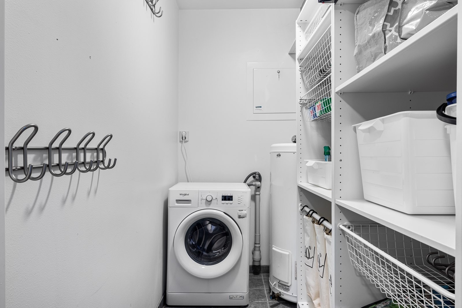 Eget praktisk vaskerom med hyllesystem. Galleribilde