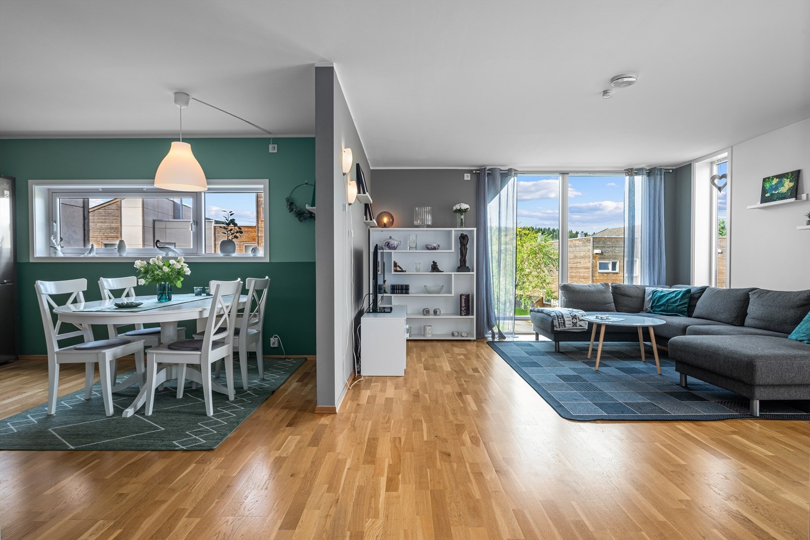 Stue med store vindusflater som gir godt med naturlig lysinnslipp. Galleribilde