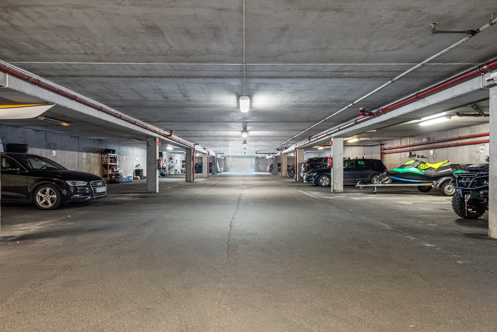 Oppvarmet parkeringskjeller med fast parkeringsplass medfølger leiligheten. Galleribilde