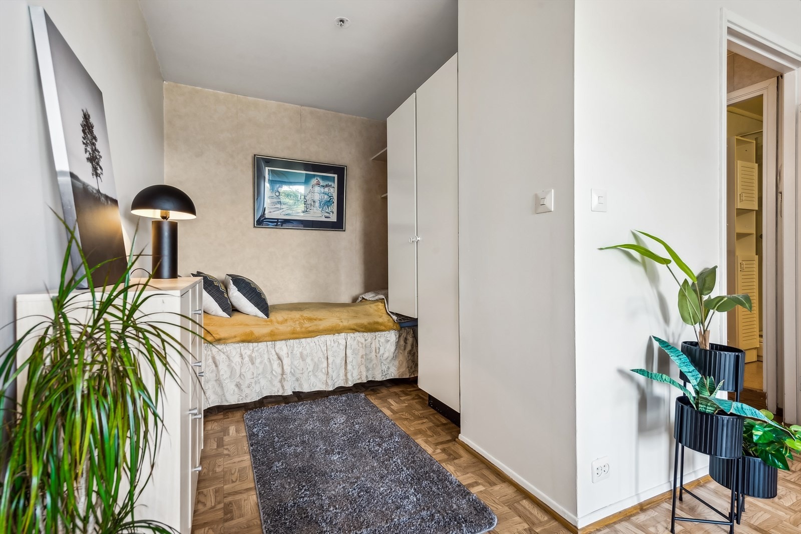 Det er godt med skapplass i nærheten av alkoven. Galleribilde