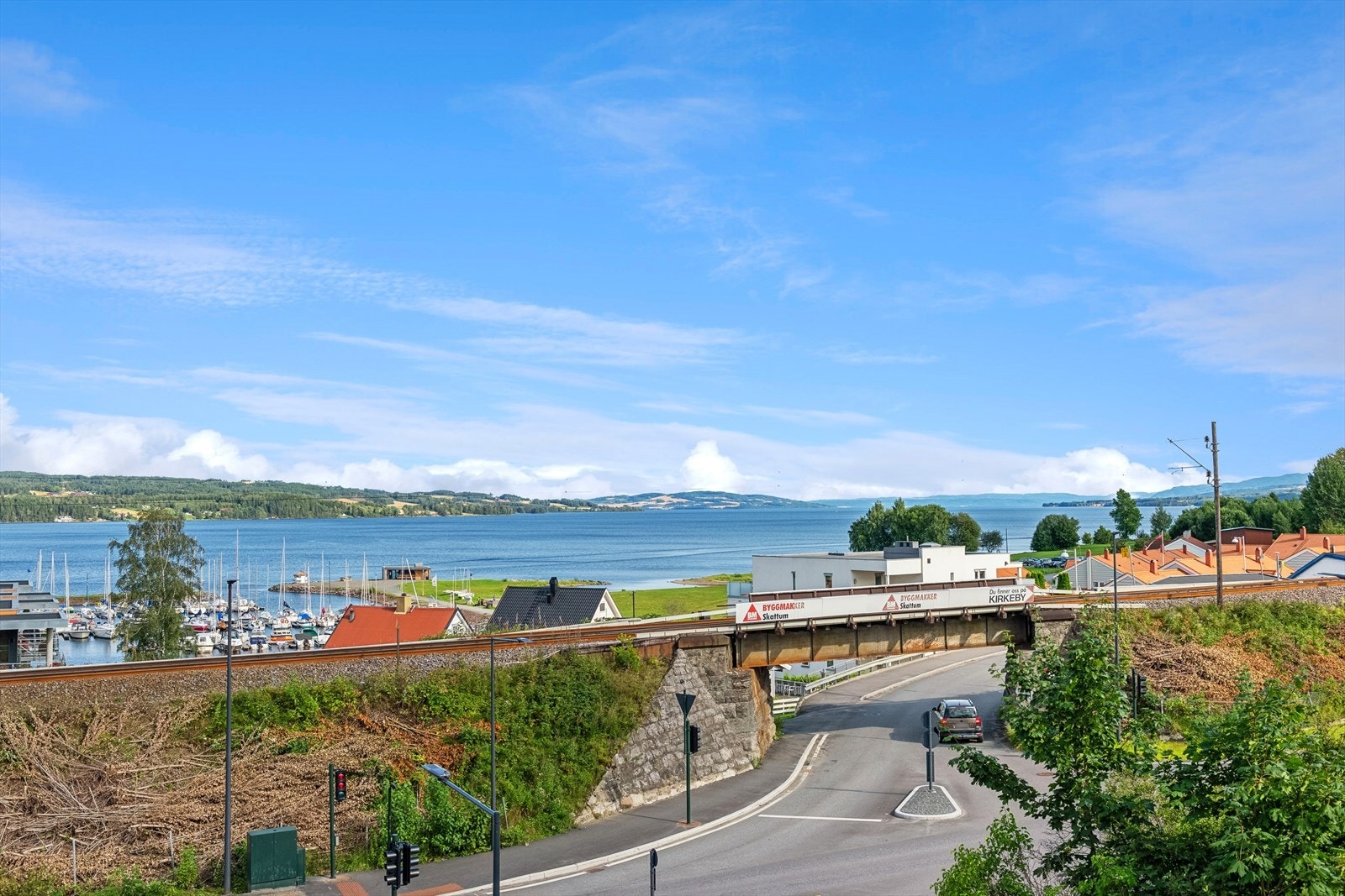 Her får du flott utsikt over Mjøsa, og kan nyte gode solforhold. Galleribilde